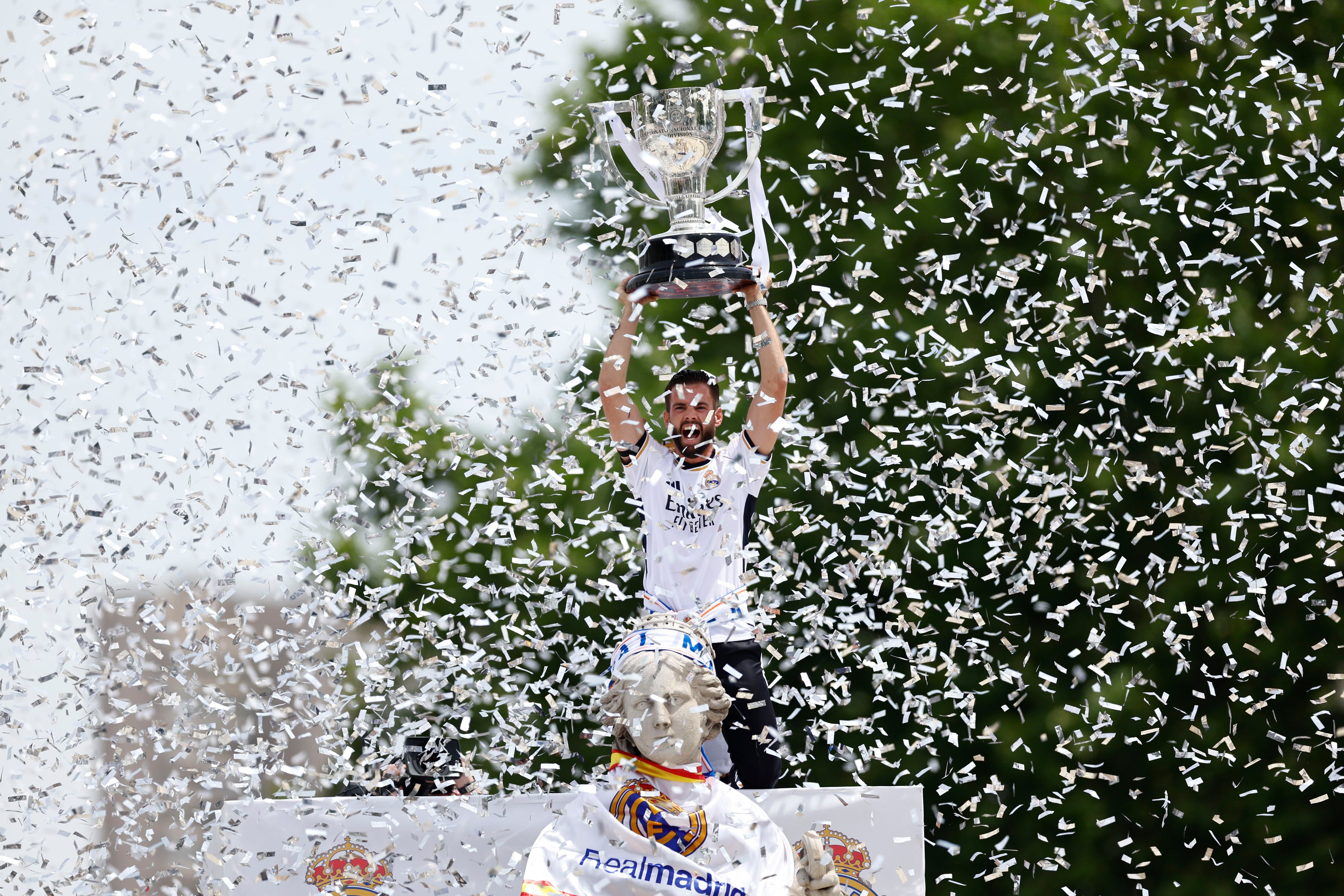 Nacho levanta el trofeo de LaLiga en Cibeles (EFE/Rodrigo Jiménez)
