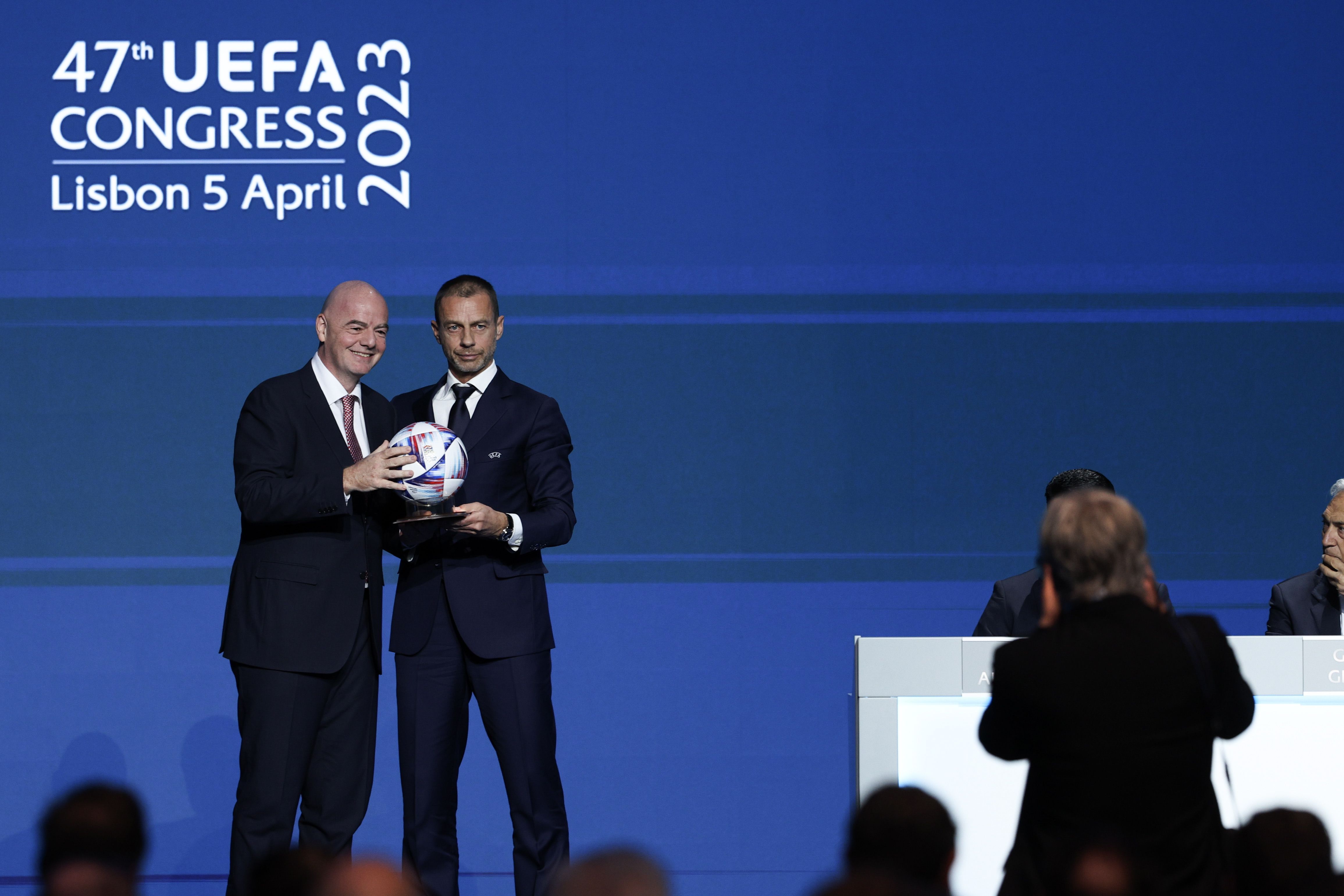 Foto de archivo del presidente de la FIFA Gianni Infantino (i) junto al presidente de la UEFA Aleksander Ceferin (d). EFE/EPA/MIGUEL A. LOPES
