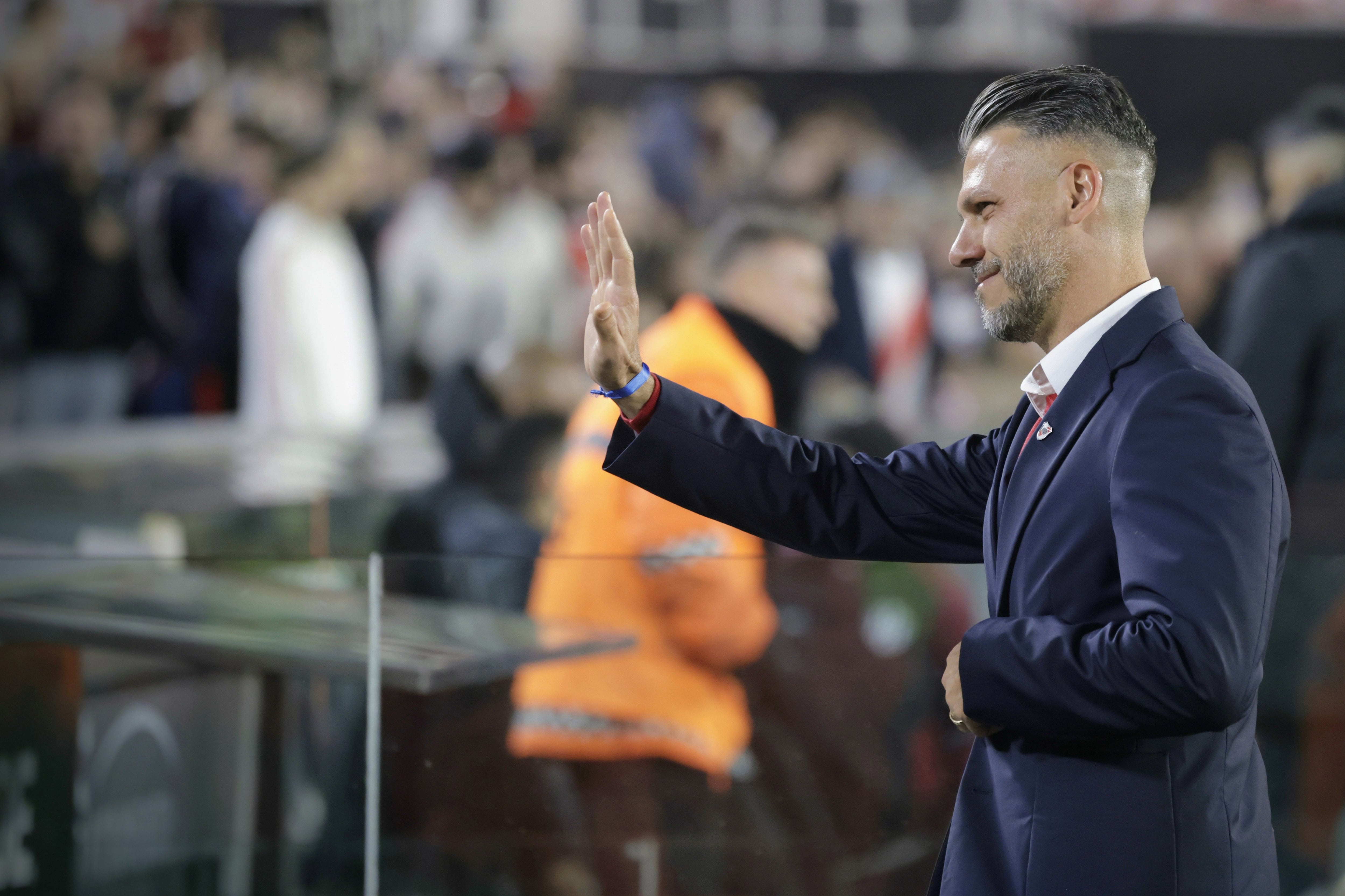 Martín Demichelis saluda al público antes del partido entre River y Central Córdoba en el Monumental (Fotobaires)