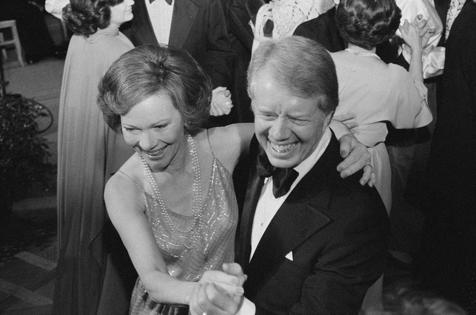 Jimmy Carter y Rosalynn Carter bailan en la Casa Blanca en 1978.  El matrimonio de los Carter fue más largo que el de cualquier otro presidente, eclipsando los 73 años de George H.W. Bush y su esposa, Barbara. (Library of Congress/Marion S. Trikosko/REUTERS)