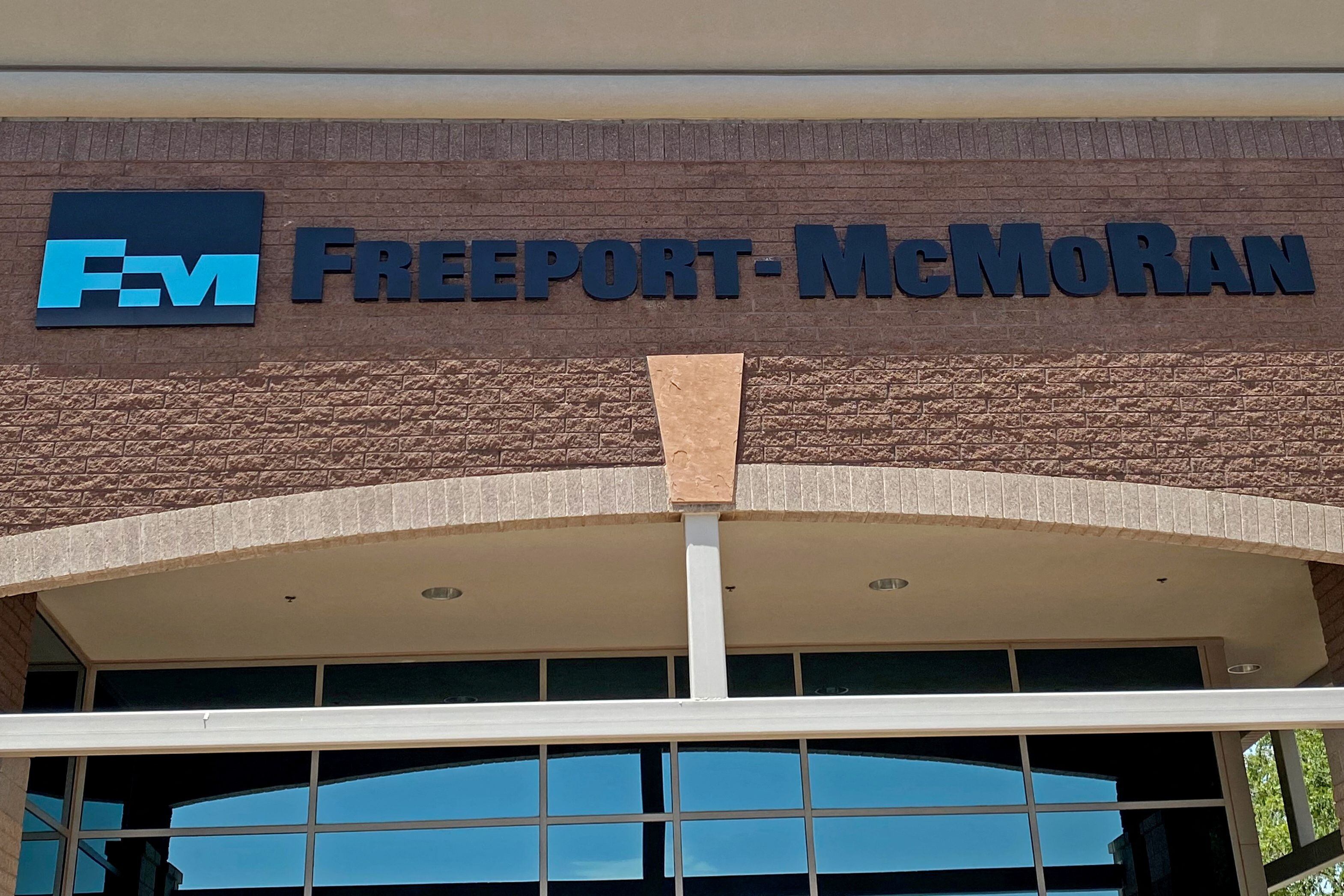 FILE PHOTO: The logo of  copper miner Freeport-McMoRan Inc is displayed on their offices in Phoenix, Arizona, U.S. June 30, 2022.  REUTERS/Ernest Scheyder/File Photo