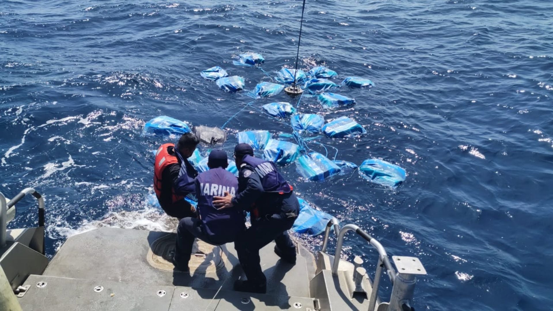 Marina en el mar vs Narco