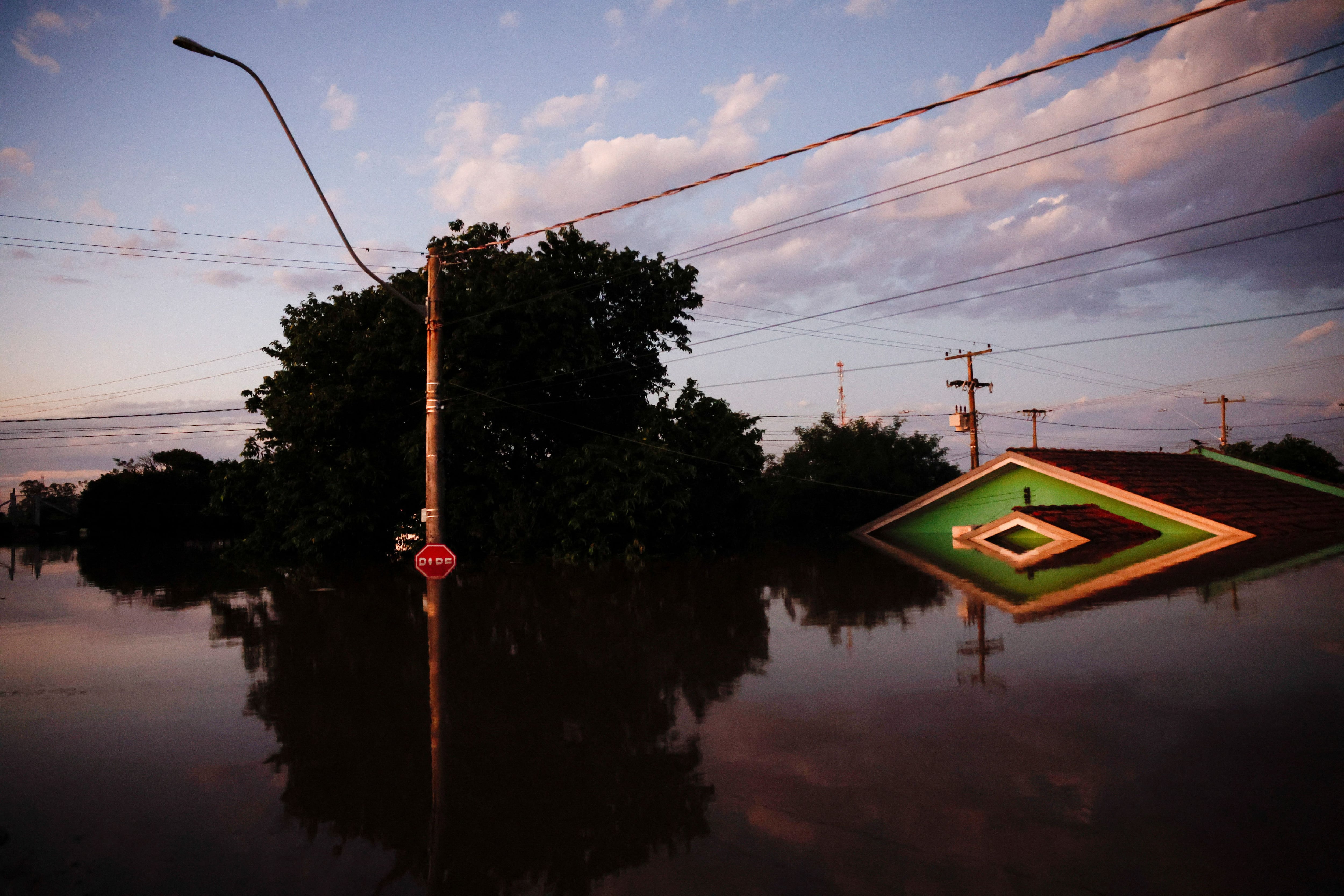 Se muestra una calle inundada en Canoas, en el estado de Rio Grande do Sul, Brasil, 5 de mayo de 2024. REUTERS/Amanda Perobelli