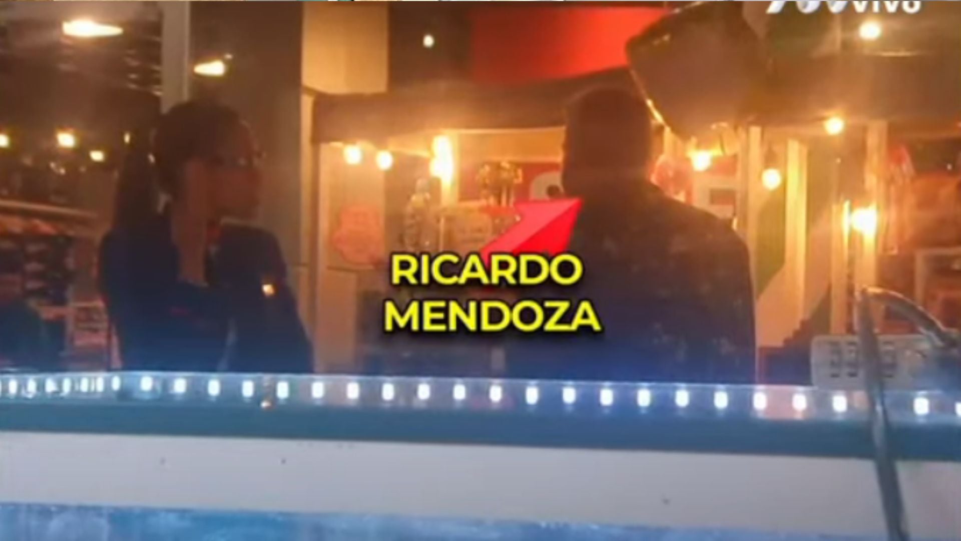 Ricardo Mendoza y su nueva pareja se pasean en el mall cerca al aeropuerto Jorge Chávez. ATV. 'Magaly TV: La Firme'.