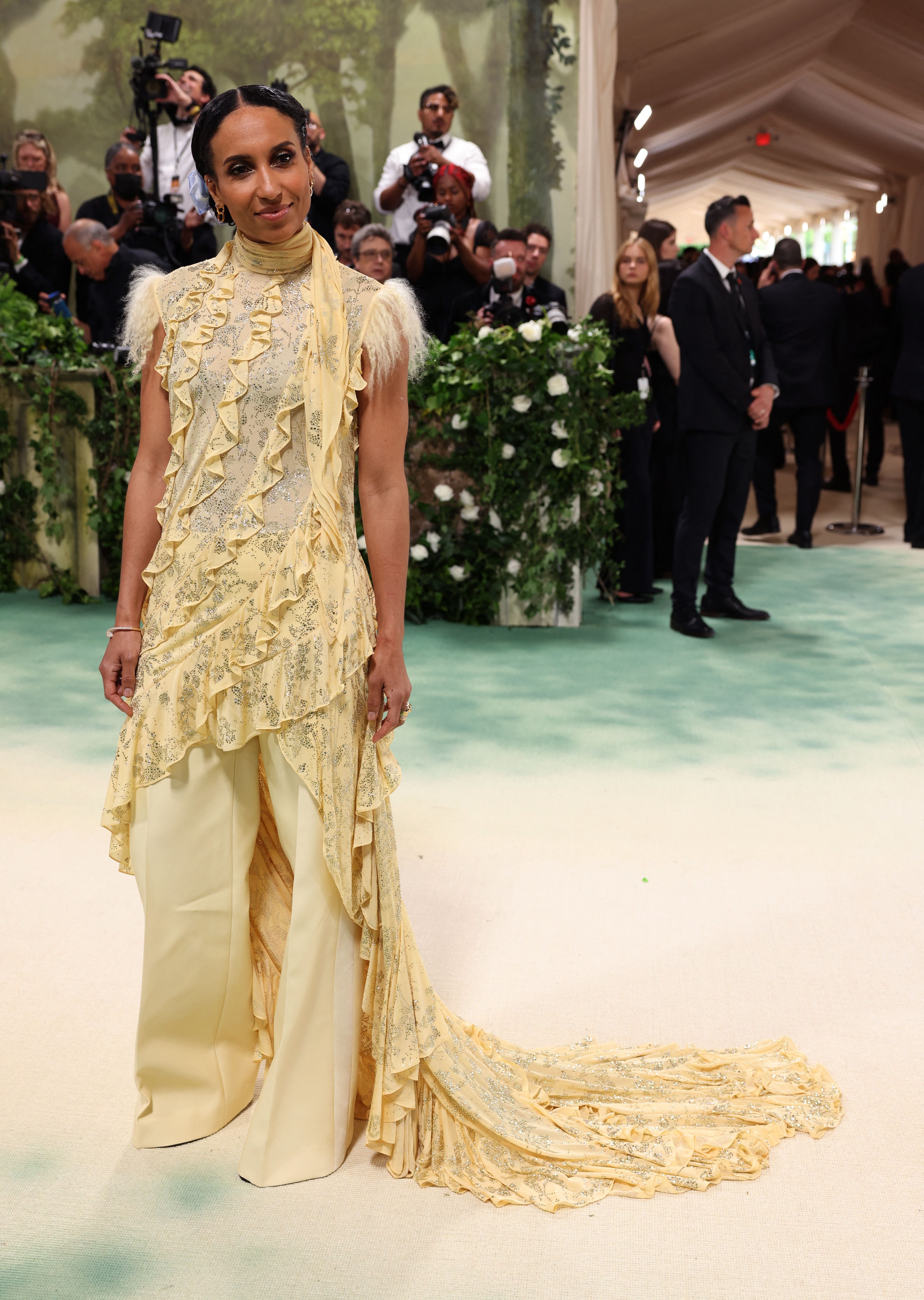 La editora de British Vogue pasó por la alfombra con un atuendo amarillo conformado por un vestido y pantalones REUTERS/Andrew Kelly