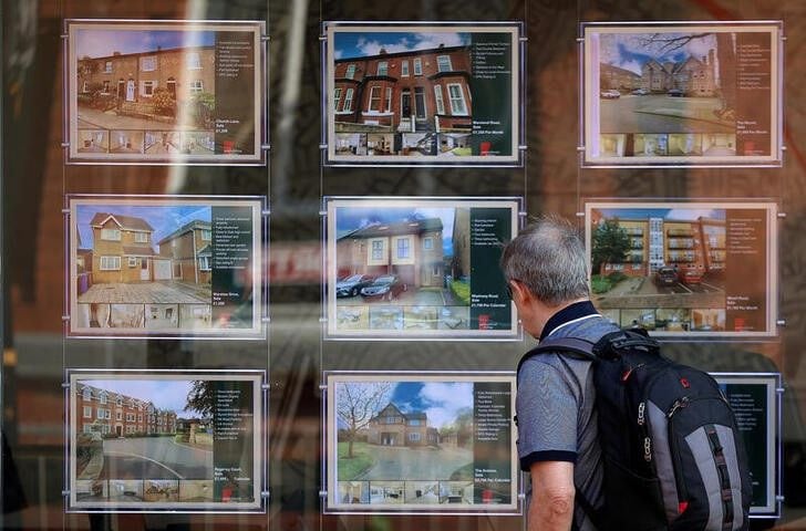 Un hombre mira casas en venta en el escaparate de una inmobiliaria. REUTERS/Phil Noble