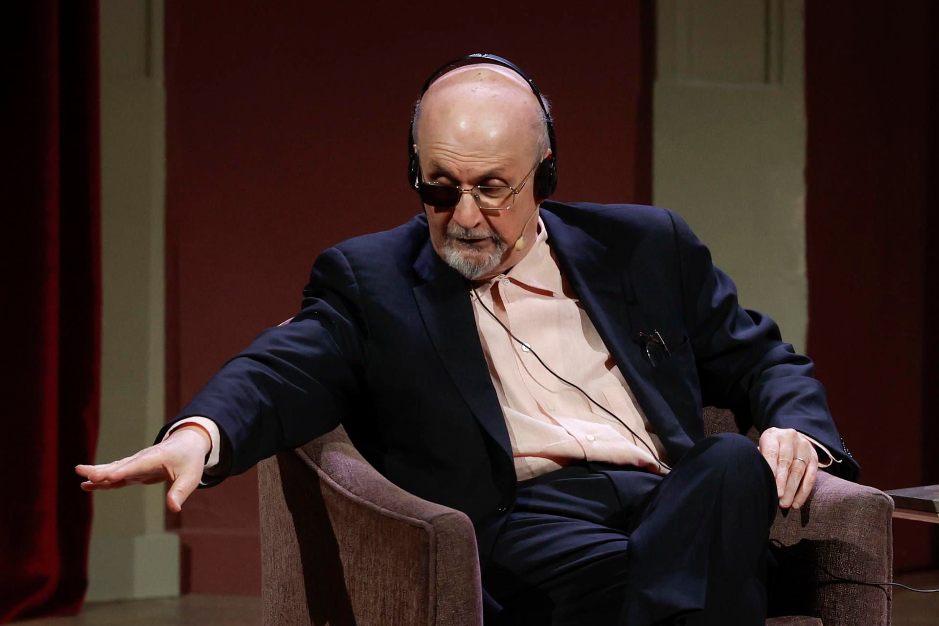 El escritor Salman Rushdie, que presenta en España su último libro, 'Cuchillo: meditaciones tras un intento de asesinato', donde reflexiona -en un tono que se llega a deslizar en lo humorístico- sobre el atentado casi mortal que sufrió en 2022, conversa con el escritor español Javier Cercas este lunes en el Ateneo de Madrid. (EFE/ JJ Guillén)