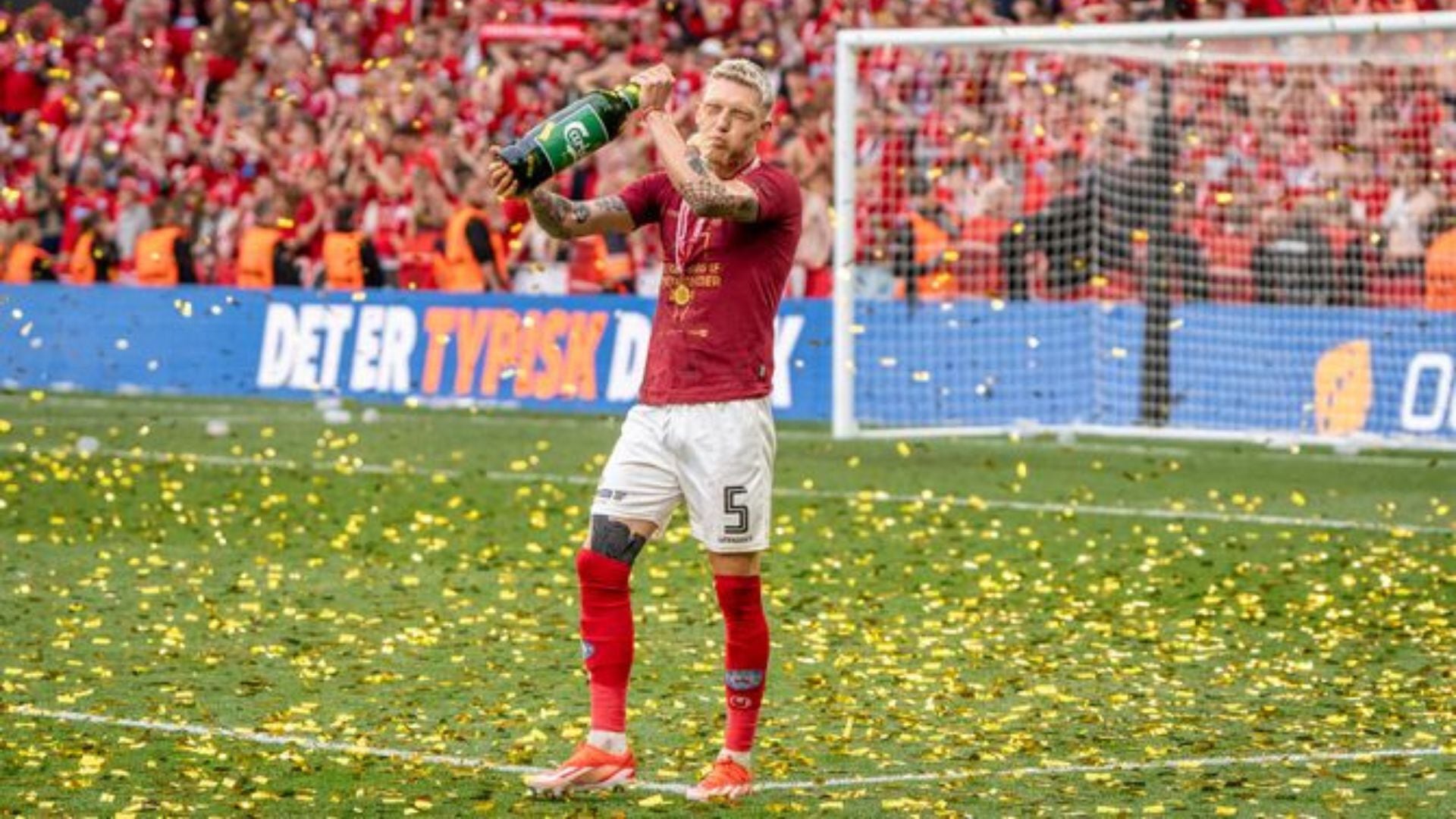 Oliver Sonne bañándose de cerveza en el centro del campo del Parken Stadion. - Crédito: Mads Claus Rasmussen