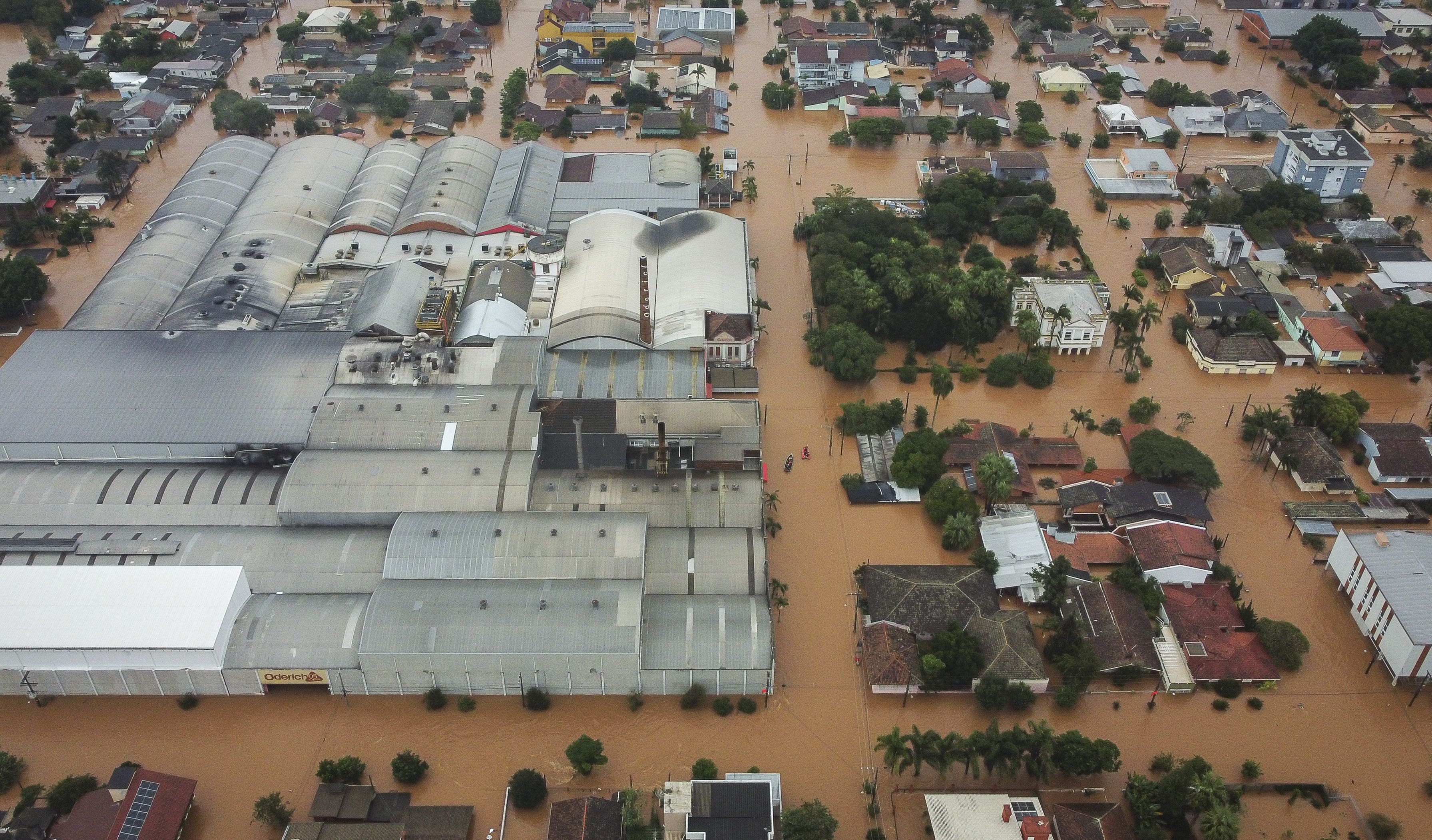 Calles inundadas tras las fuertes lluvias en Sao Sebastiao do Cai, en el estado de Rio Grande do Sul, Brasil, el jueves 2 de mayo de 2024. (AP Foto/Carlos Macedo)