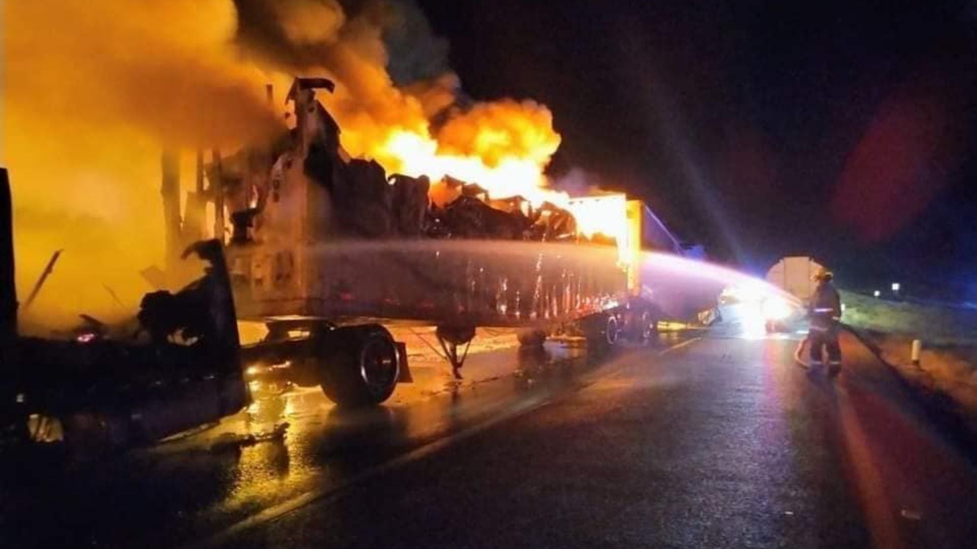 Personal del Cuerpo de Bomberos acudió a los distintos puntos para reducir las llamas. (Especial)