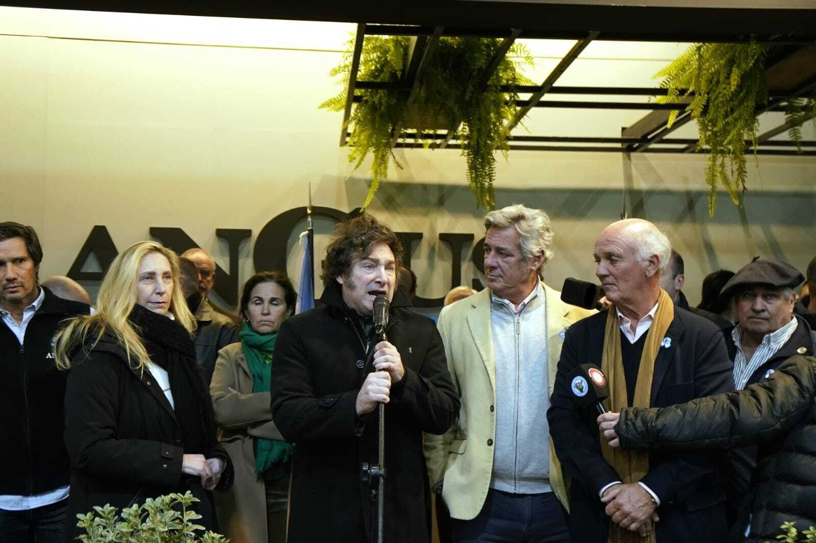 El Presidente Javier Milei hablando en la exposición ganadera de otoño de Angus