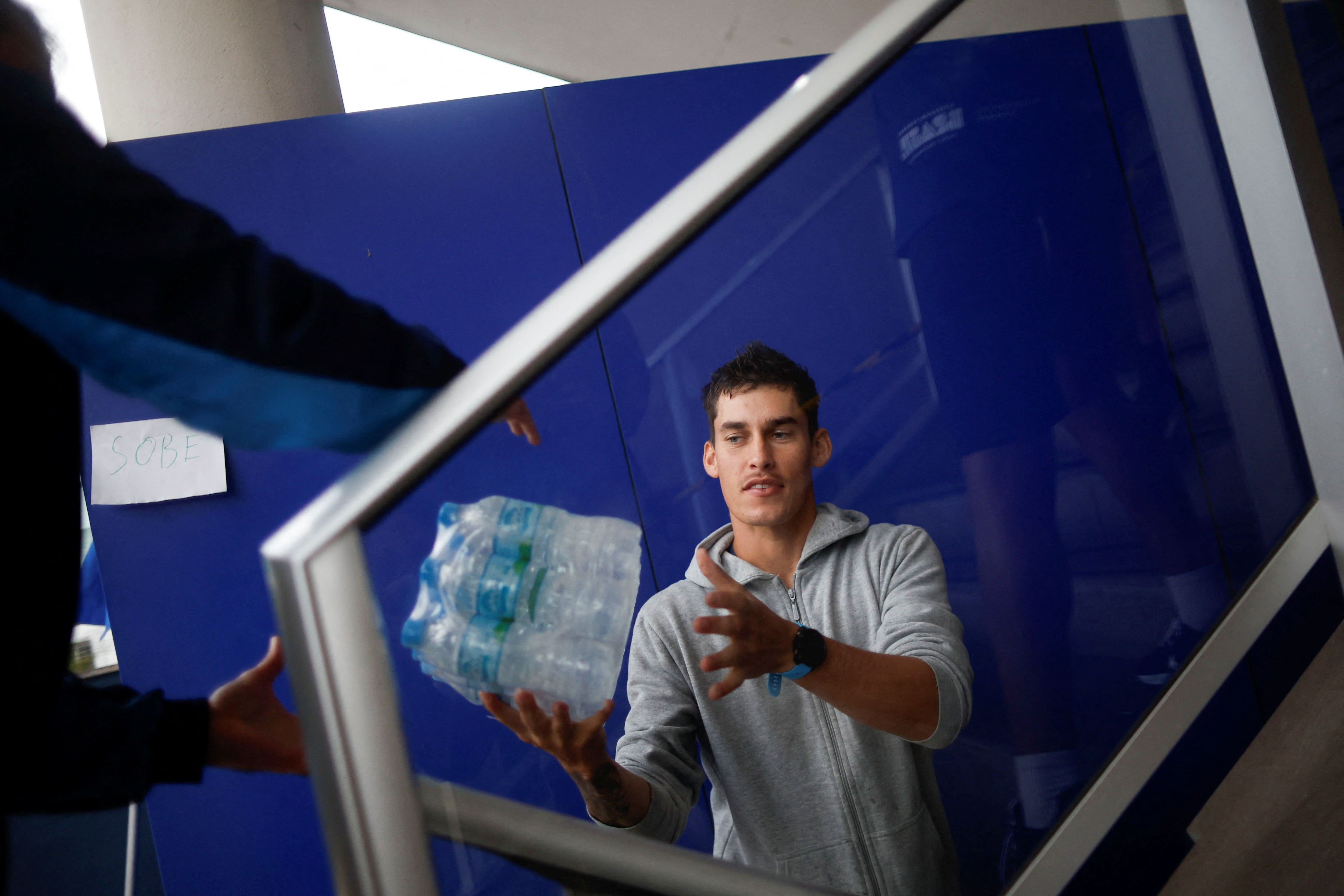 Personas distribuyen agua en Porto Alegre (REUTERS/Adriano Machado)