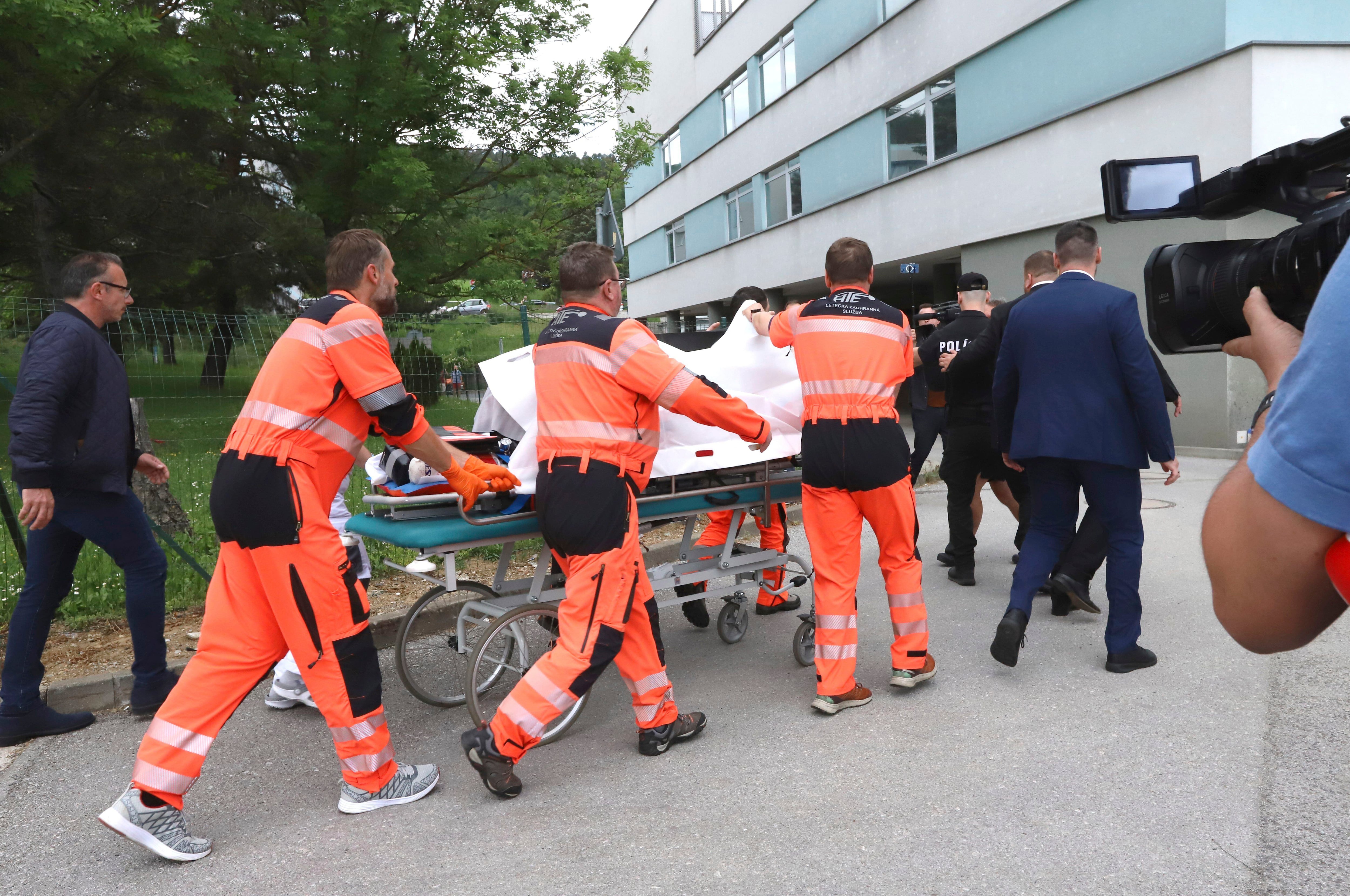 Socorristas se llevan al primer ministro de Eslovaquia, Robert Fico, quien fue herido a tiros, al hospital en el pueblo de Banska Bystrica, en el centro de Eslovaquia (Jan Kroslak/TASR via AP)