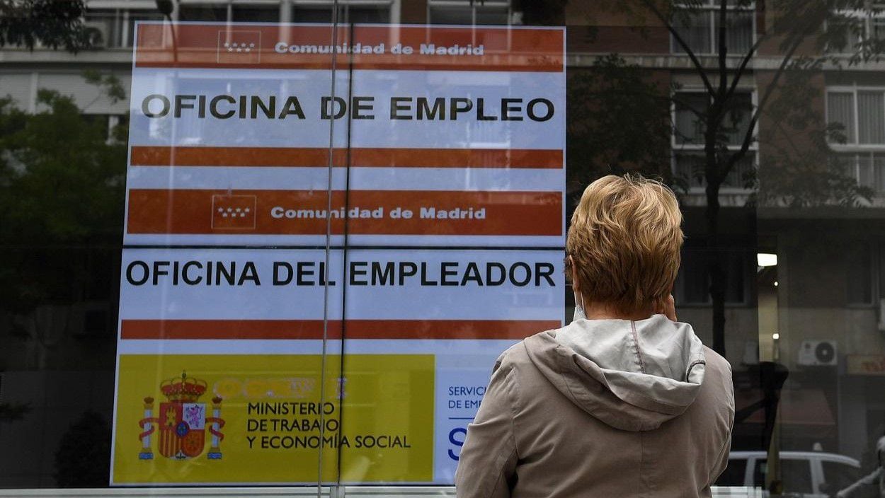 Una mujer pasa por delante de una oficina de empleo. (Europa Press)