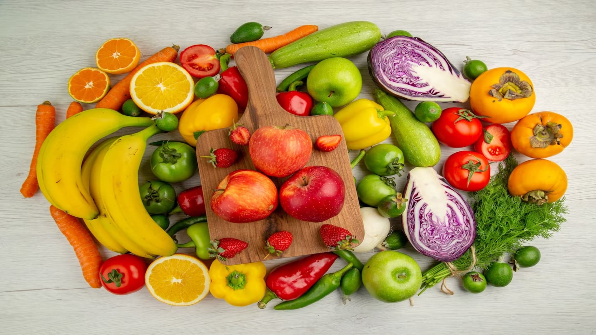 Una mesa llena de frutas y verduras coloridas (Freepik)