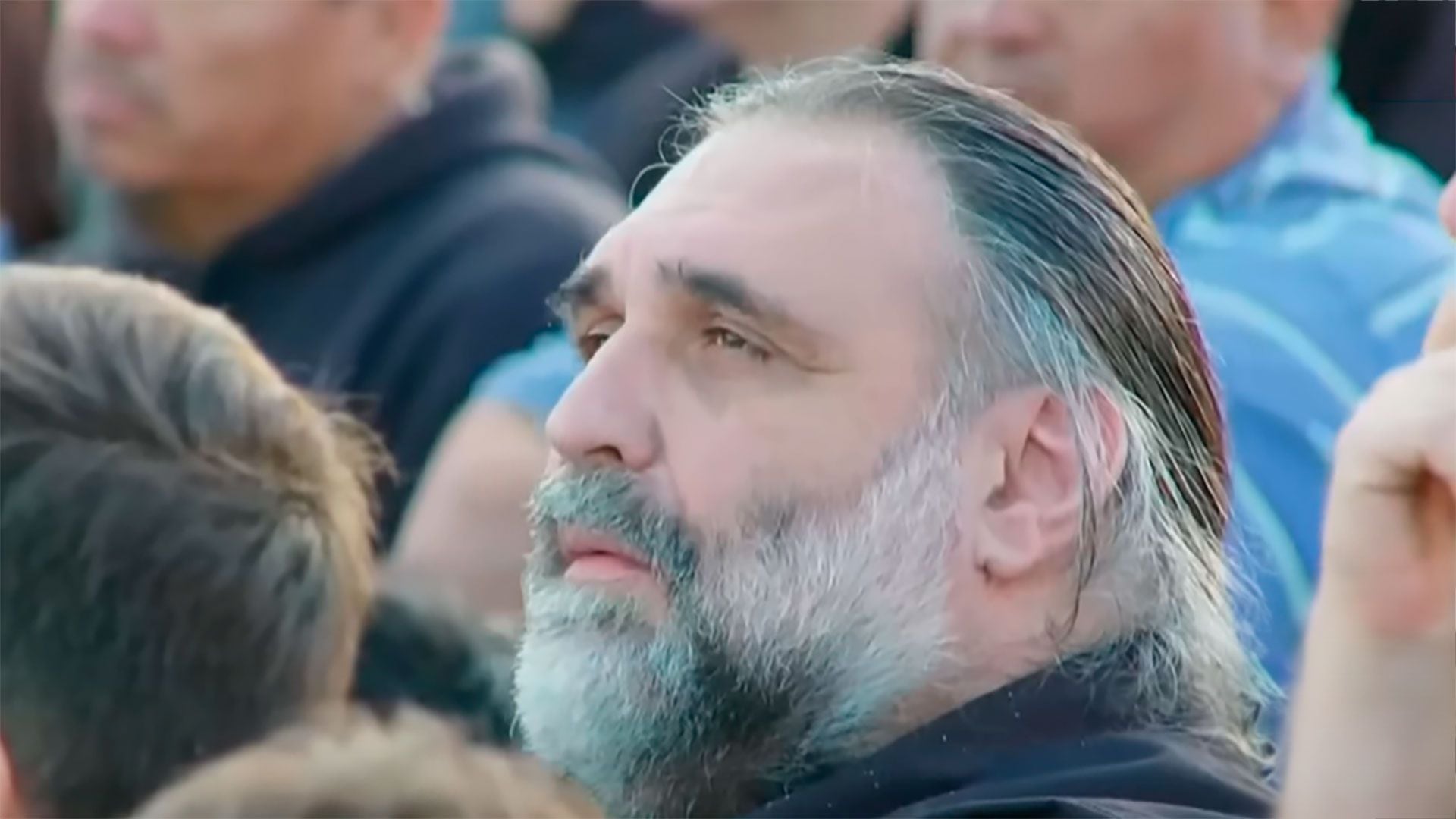 Baradel escuchando el discurso de Cristina Kirchner en Quilmes