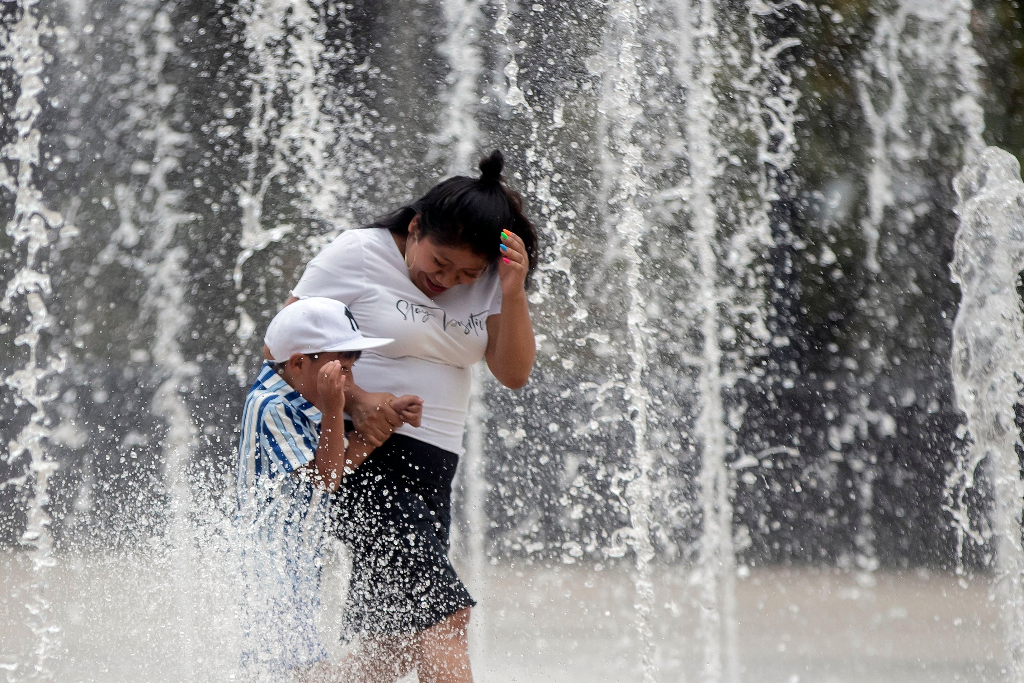 Algunas personas se refrescan en una fuente de la Ciudad de México para combatir las altas temperaturas. EFE/Isaac Esquivel
