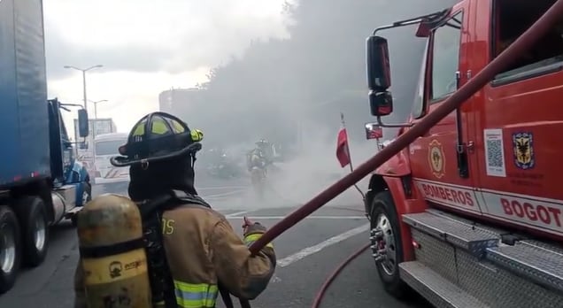 Se presenta novedad vial en la localidad de Engativá por incendio de motocicleta en la Av. Cali con calle 76, sentido norte-sur - crédito @BogotaTransito / X