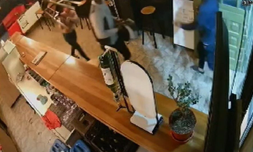 A la mujer no le tembló el pulso para ahuyentar a los ladrones que llegaron a robar un bar en la localidad de Suba, al noroccidente de Bogotá - crédito El ojo de la noche/Noticias Caracol