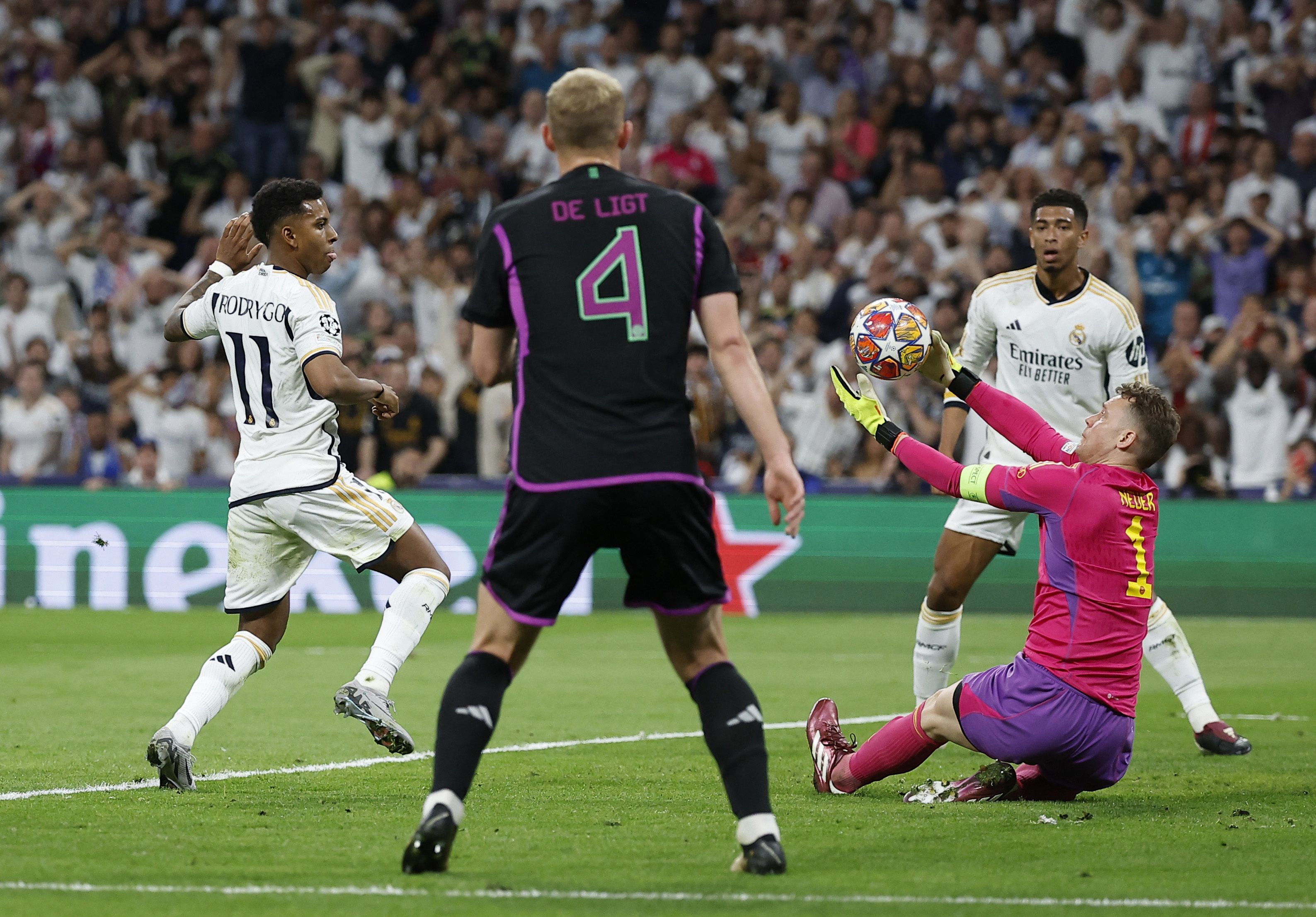 La parada de Neuer ante Rodrygo (REUTERS/Juan Medina)