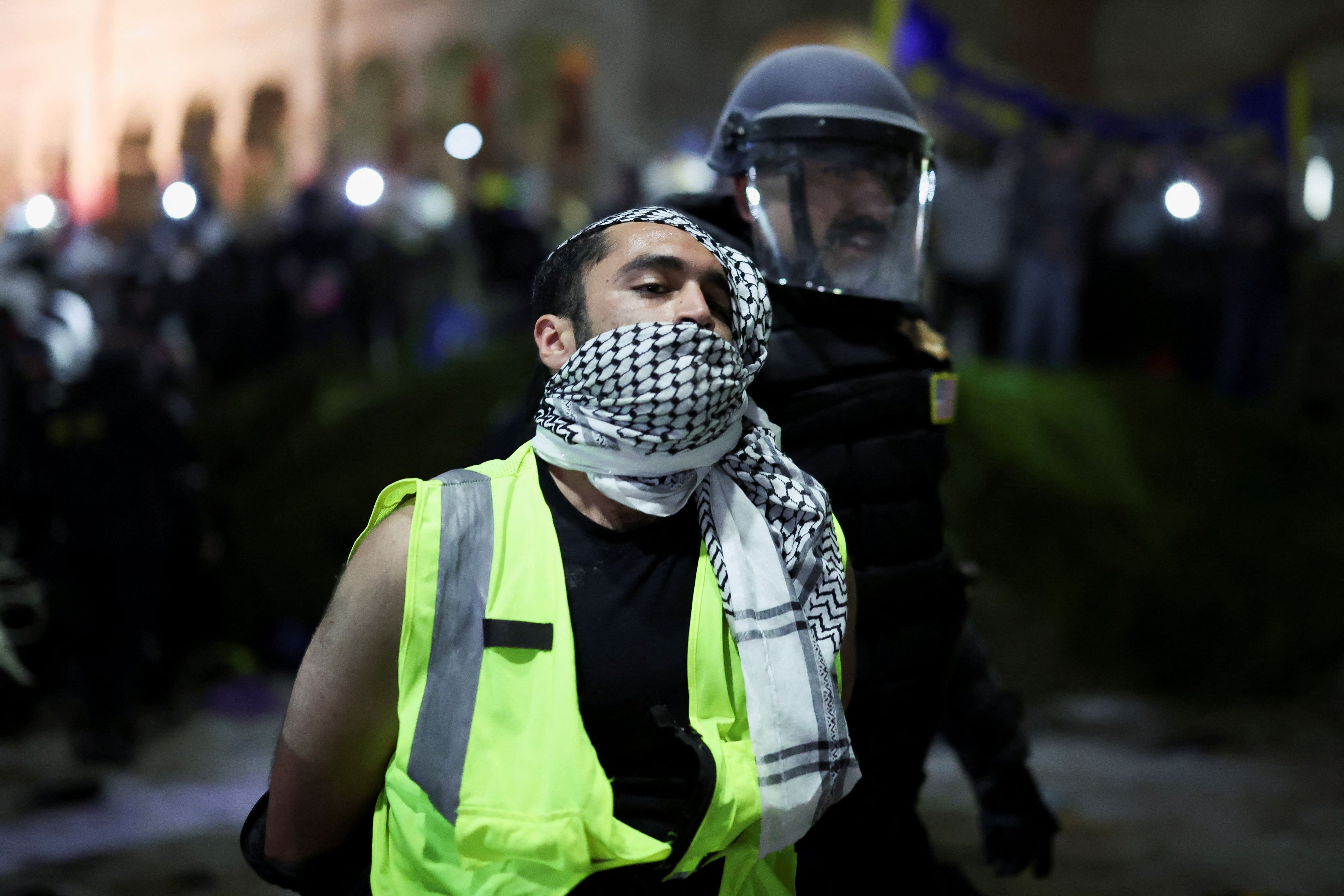 Un agente de la ley detiene a un manifestante pro palestino en la Universidad de California en Los Ángeles (UCLA), durante una protesta pro palestina, mientras continúa el conflicto entre Israel y el grupo islamista palestino Hamas, en Los Ángeles, California, EE.UU., mayo 2 de septiembre de 2024. REUTERS/Mike Blake