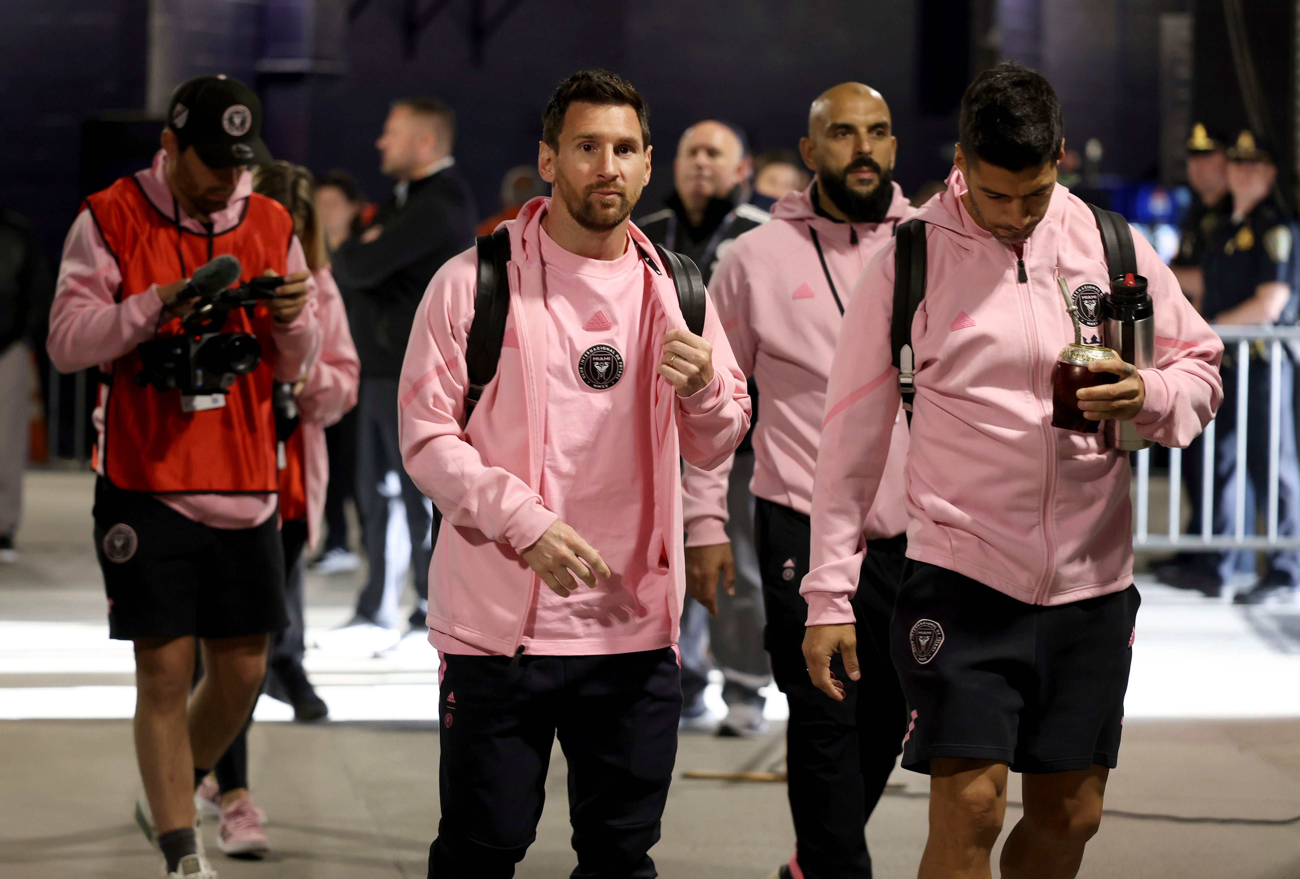 Lionel Messi y Luis Suárez, del Inter Miami, llegan al estadio Gillette previo al partido de la MLS entre Inter de Miami y New England Revolution, el sábado 27 de abril de 2024, en Foxborough, Massachusetts. (AP Foto/Mark Stockwell)