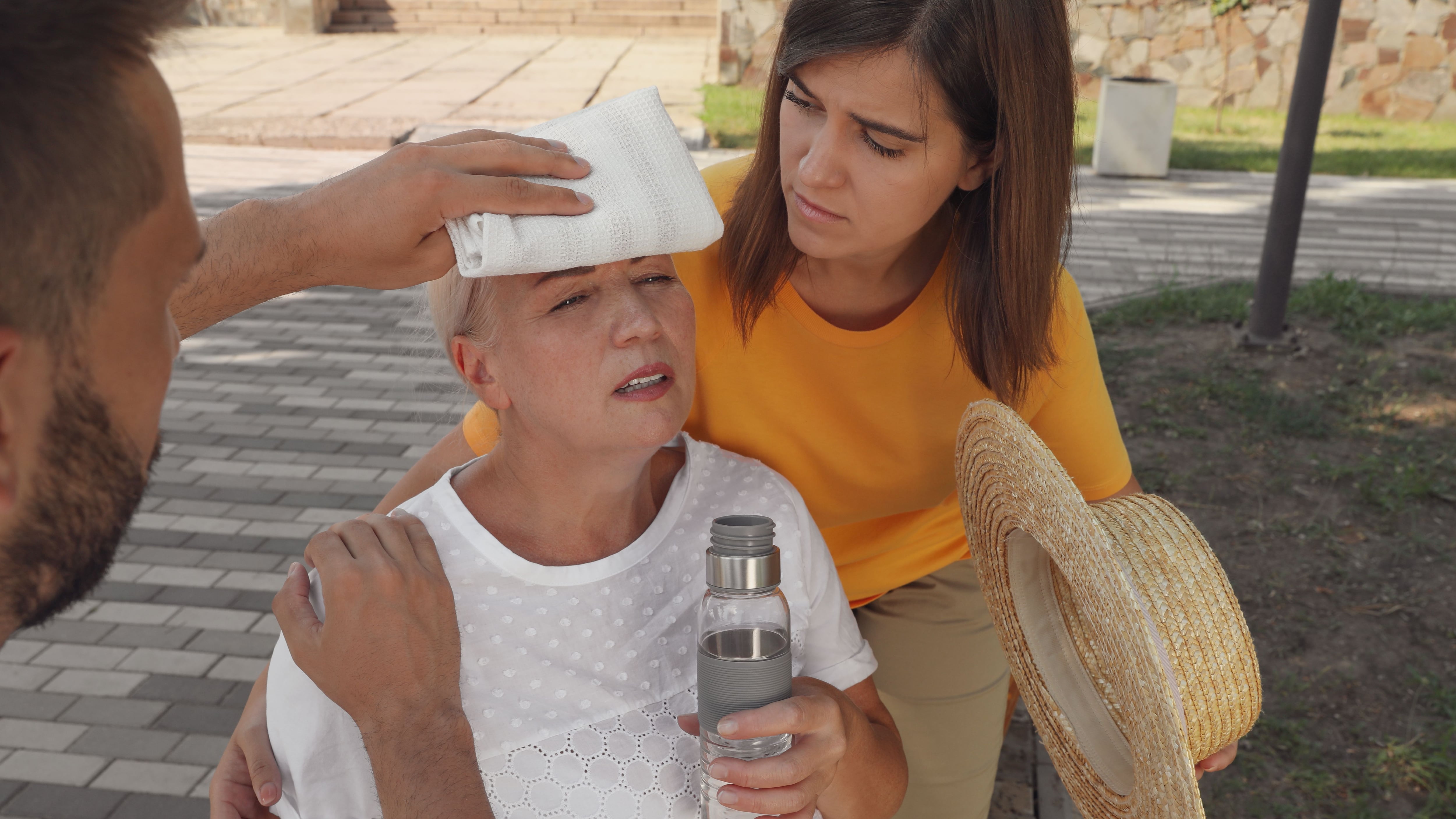 Una mujer sufre un golpe de calor (Shutterstock)