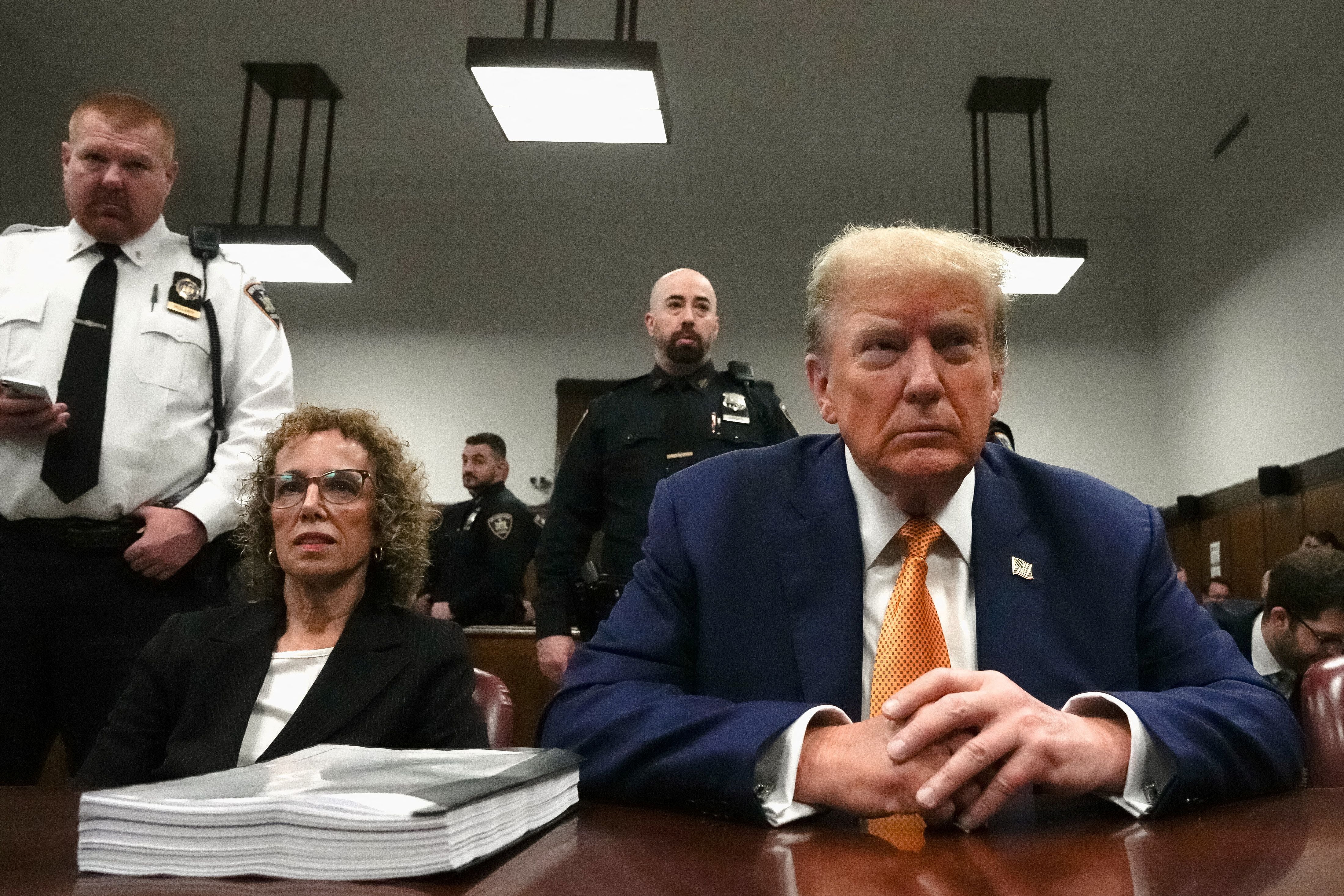 Trump mira al frente en la silla de la defensa de la corte de Manhattan donde es juzgado (REUTERS/David Dee Delgado)