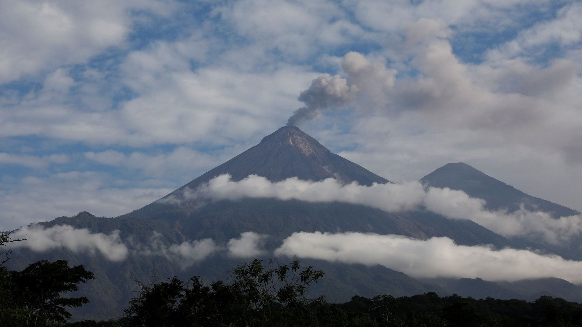 Las autoridades de Guatemala mantienen constante vigilancia la actividad del volcán de Fuego. (Archivo Infobae)