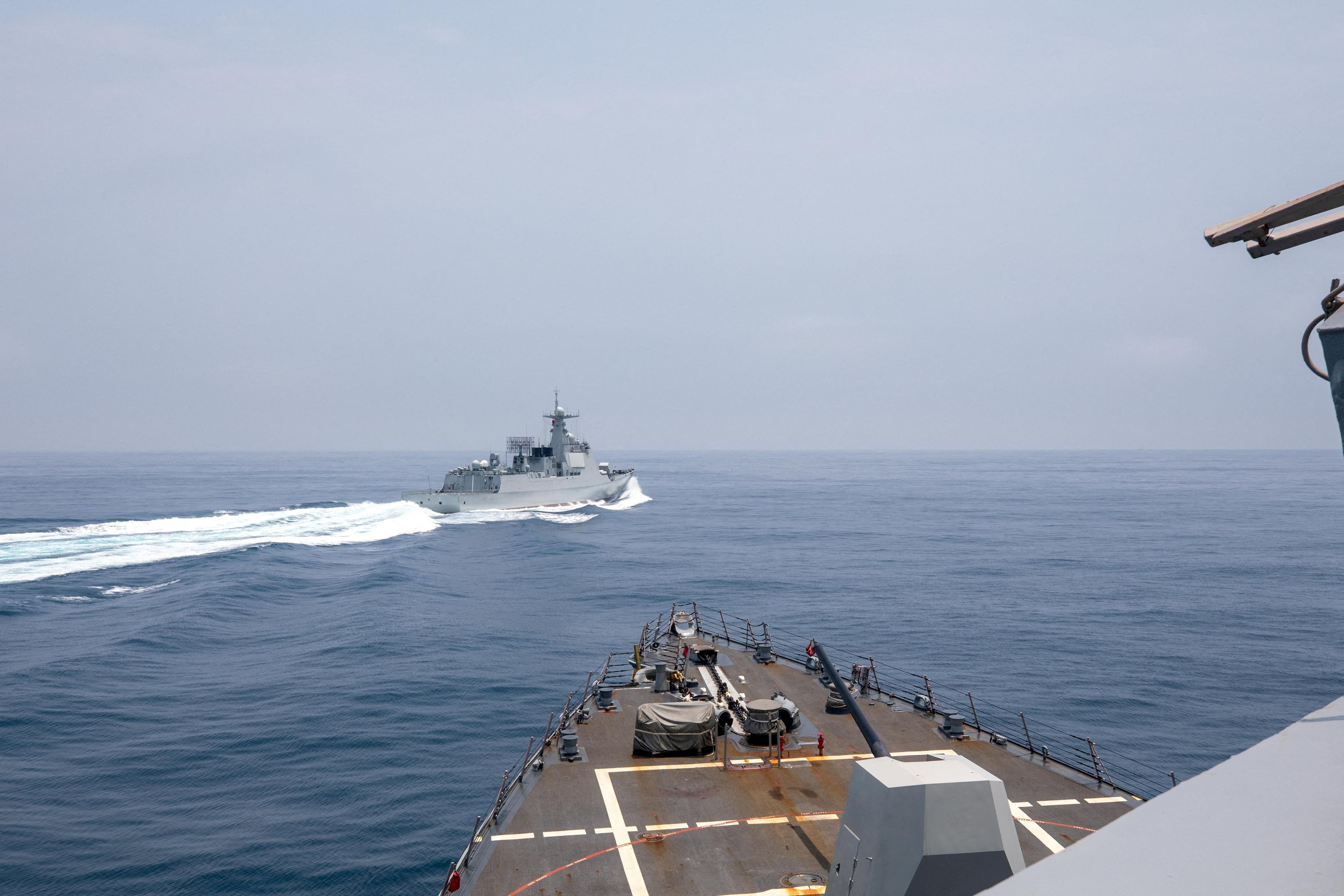 FOTO DE ARCHIVO: El buque de guerra chino Luyang III navega cerca del destructor estadounidense USS Chung-Hoon, visto desde la cubierta del destructor estadounidense, en el Estrecho de Taiwán, el 3 de junio de 2023, en esta imagen distribuida. Marina de los EE. UU./Especialista en comunicación de masas de primera clase Andre T. Richard/Folleto vía REUTERS