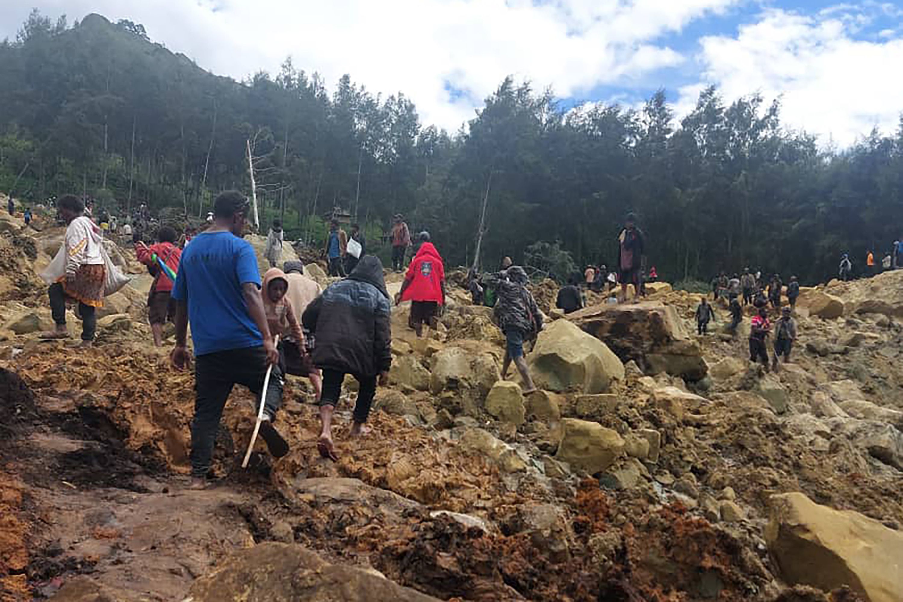 Papúa Nueva Guinea estima que más de 2.000 personas quedaron sepultadas por el alud de tierra de la semana pasada (AP)