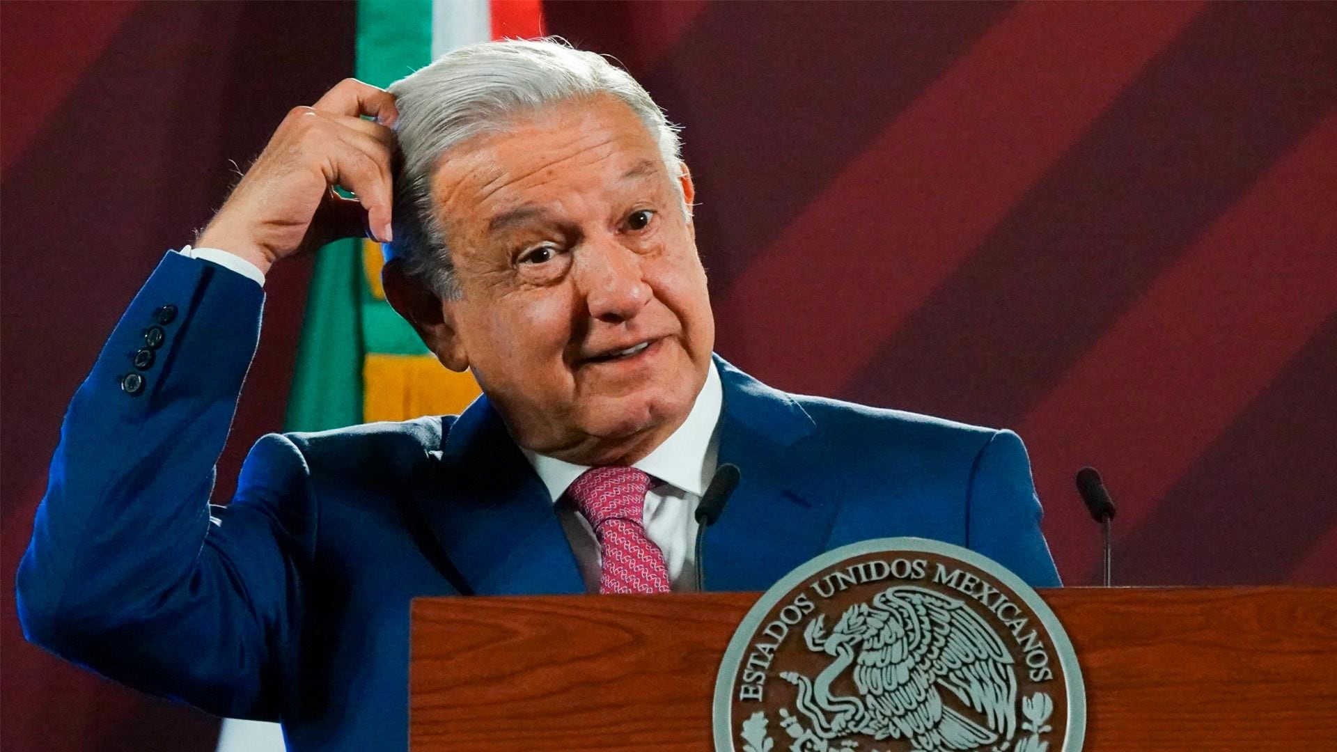 López Obrador afirmó que las demandas de la CNTE ya se están atendiendo, luego de que algunos docentes intentaron dar “portazo” en el recinto oficial esta mañana
 AMLO, maestros, CNTE