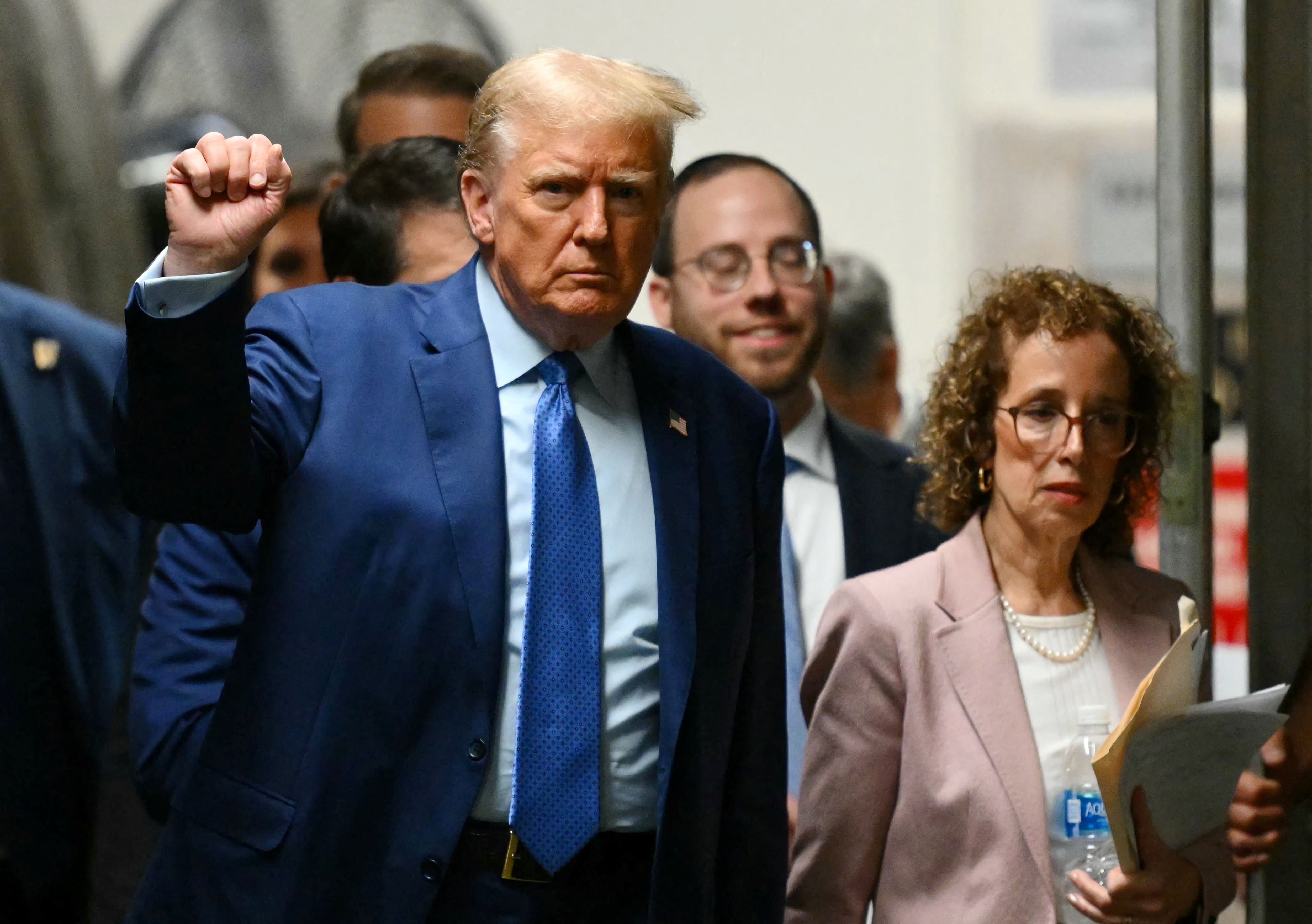 Trump junto a su abogada Susan Necheles tras una pausa en su juicio en Nueva York este 9 de mayo de 2024 (ANGELA WEISS/REUTERS)