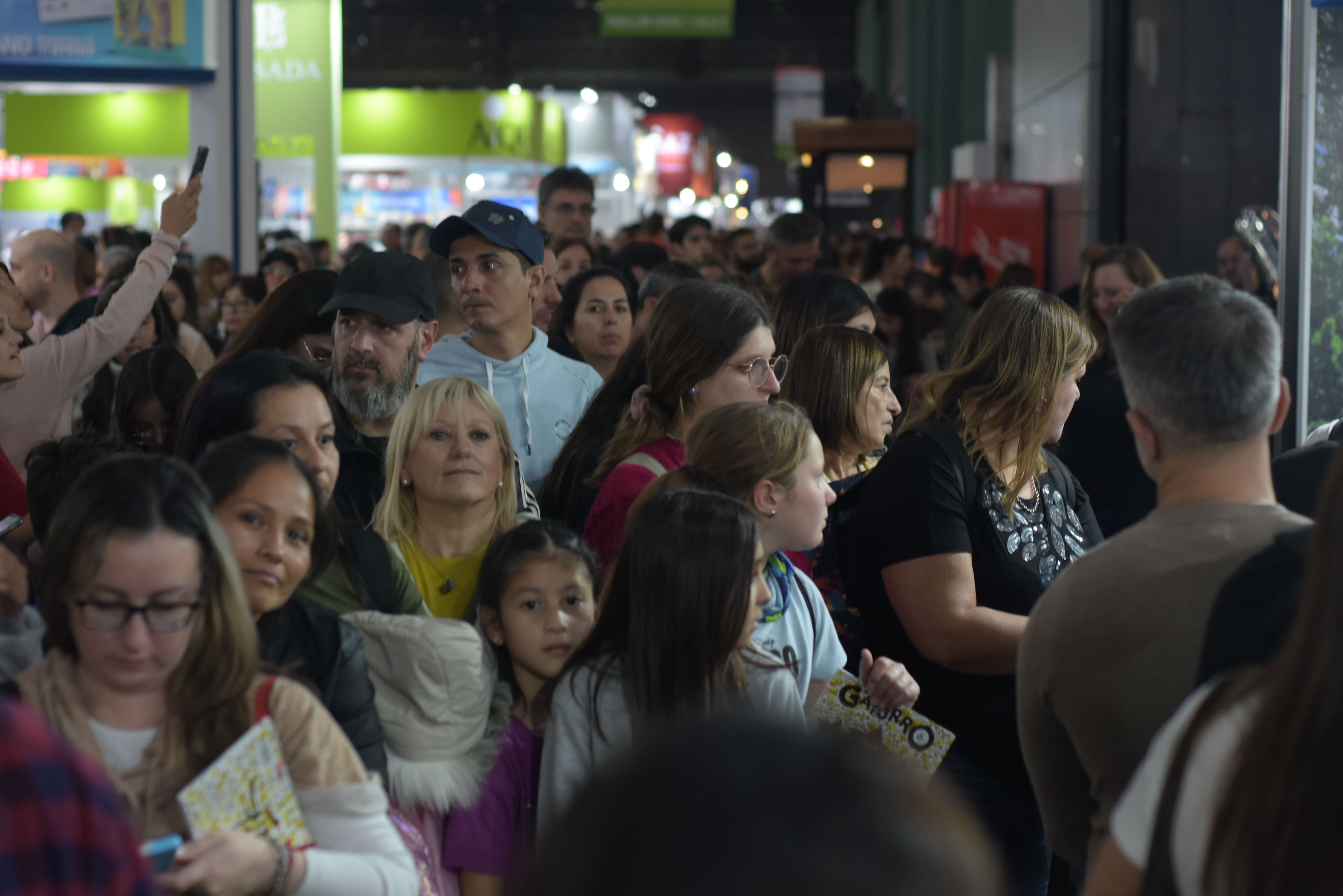 Sabado repleto de gente en la Feria del Libro