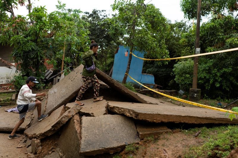 Escombros de una carretera destruida después de horas de fuertes lluvias en Piojó - crédito Charlie Codero/Reuters