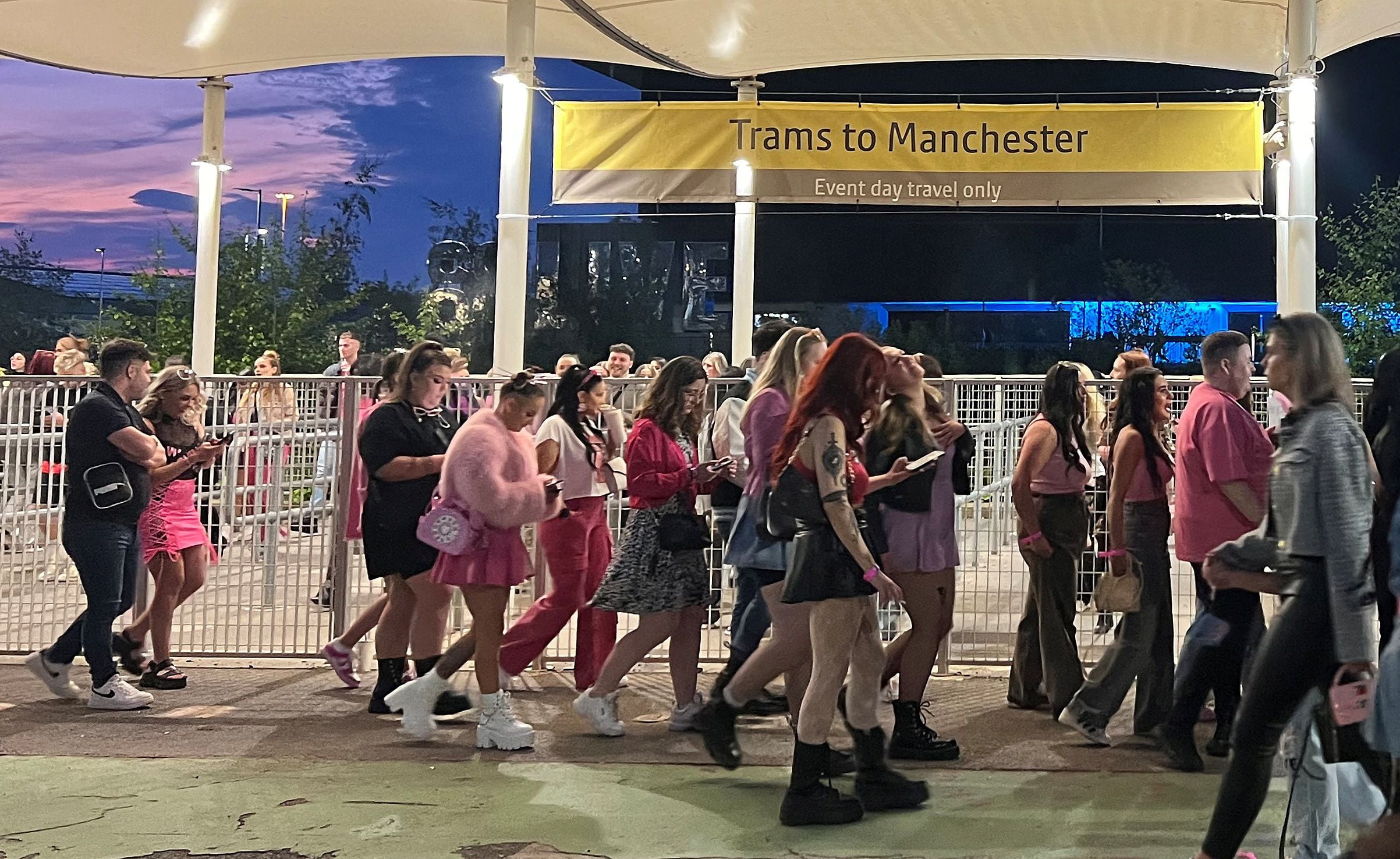 Los fans debieron retirarse del Wembley Stadium sin posibilidad poder ver el concierto. (REUTERS/Temilade Adelaja)