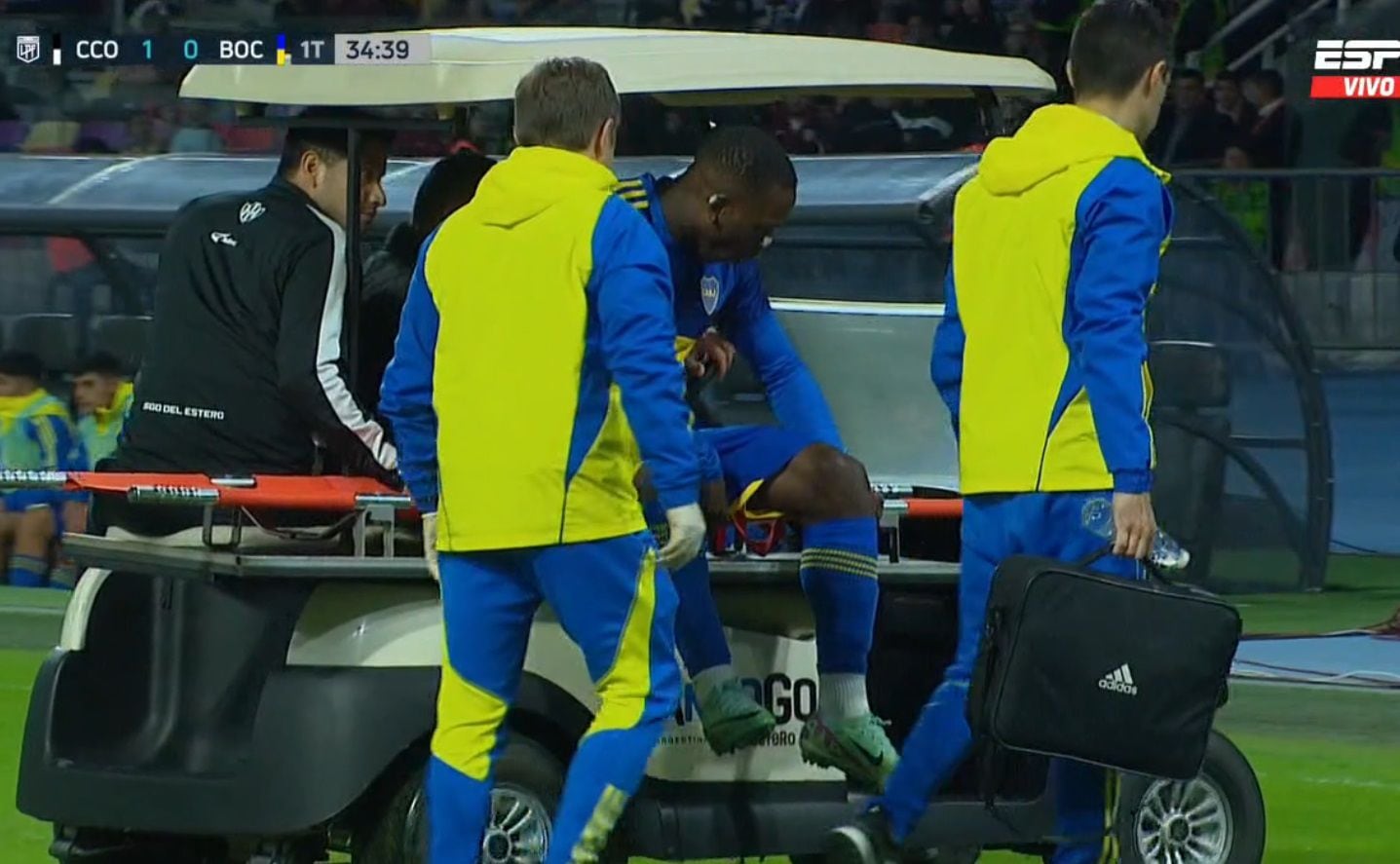 Luis Advíncula, lesionado, fue retirado en el carrito de emergencias en Boca Juniors vs Central Córdobal. - captura: ESPN