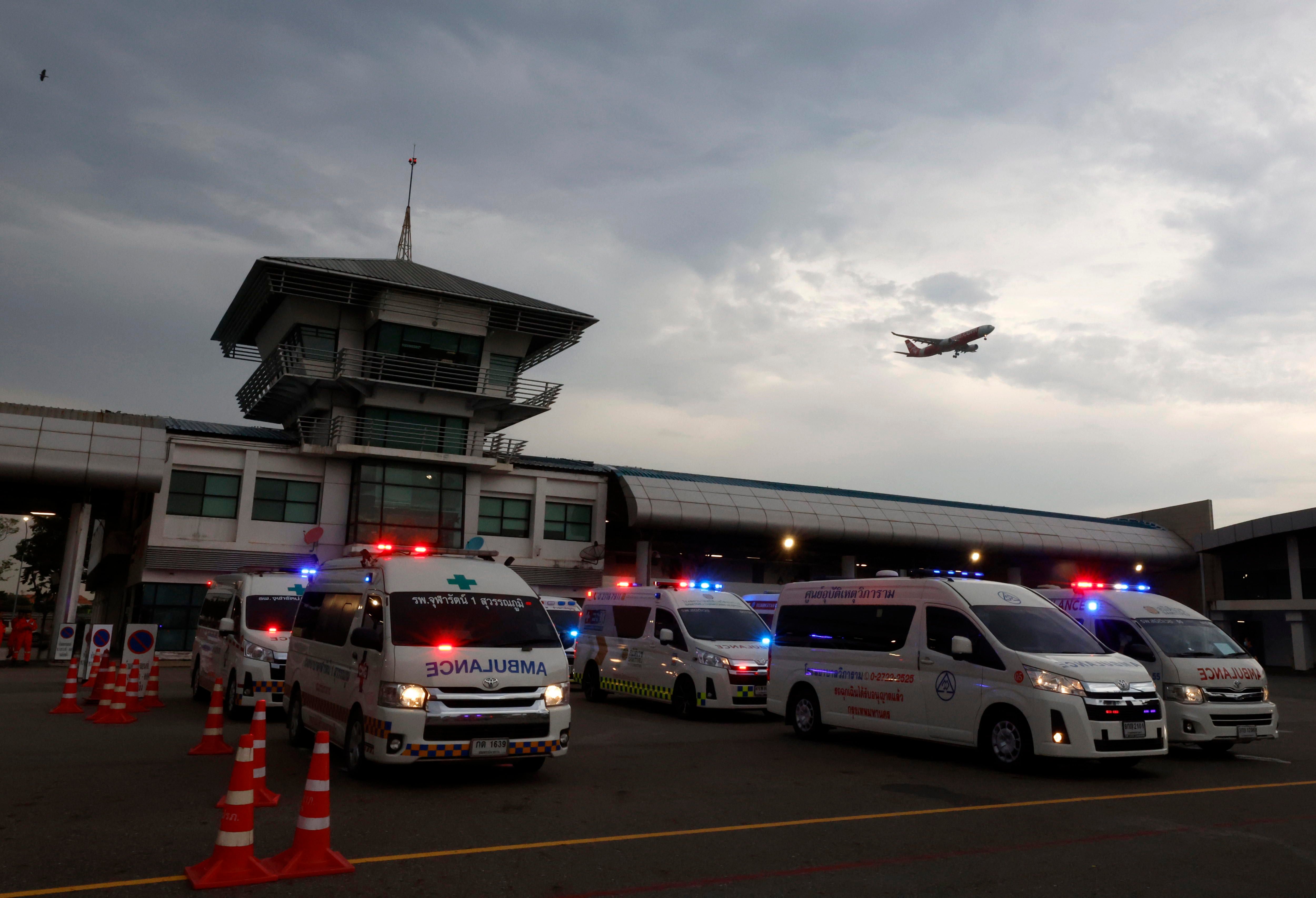 Equipos médicos de rescate se preparan para trasladar a los heridos a un hospital cerca del aeropuerto de Suvarnabhumi, en la provincia de Samut Prakan, Tailandia, 21 de mayo de 2024.  EFE/EPA/NARONG SANGNAK
