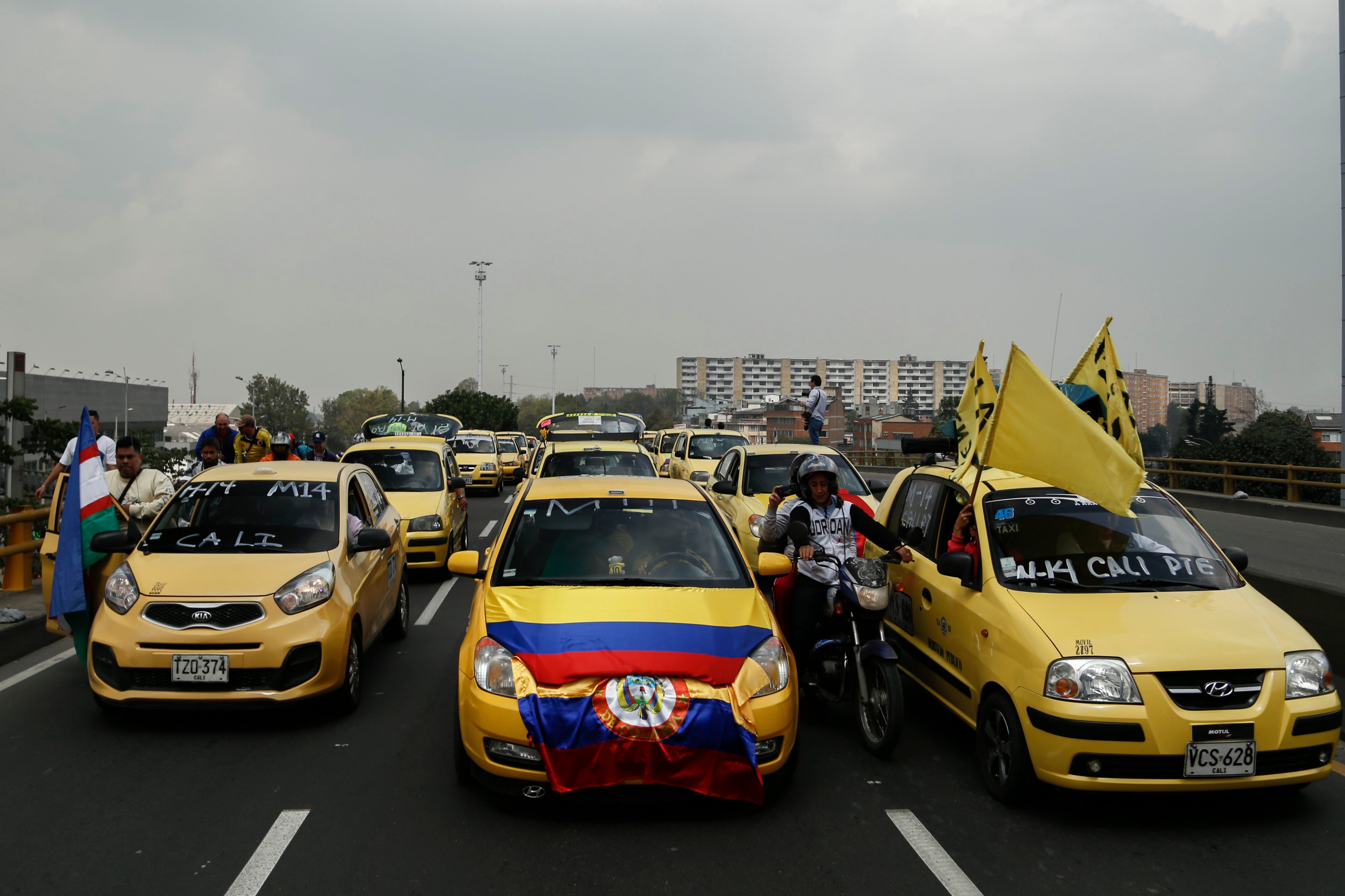 Bogotá. 14 Marzo 2016. Taxistas de distintas ciudades se reúnen en distintos lugares de Bogotá.  para protestar por el servicio y la plataforma Uber generando traumatismos en el tráfico de la ciudad.  (Colprensa - Juan Páez).