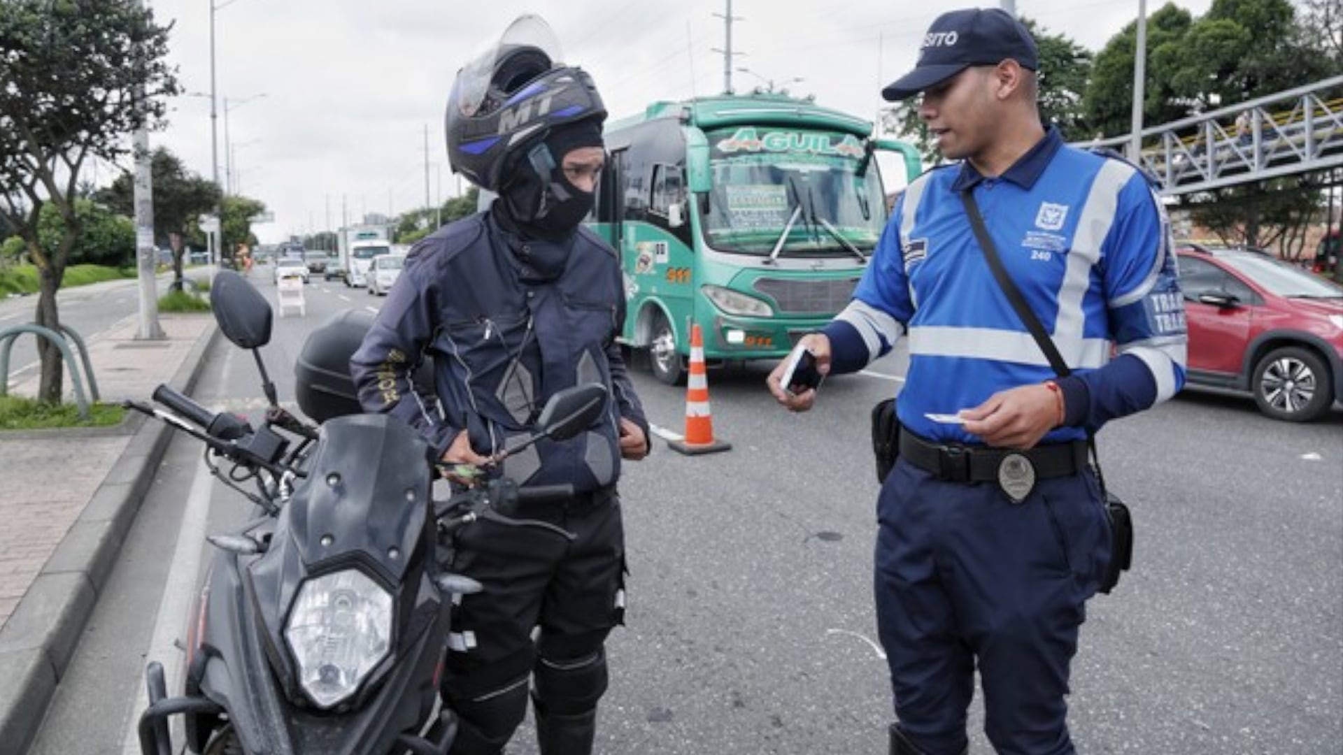 Tránsito en Bogotá. (Crédito: Colprensa)