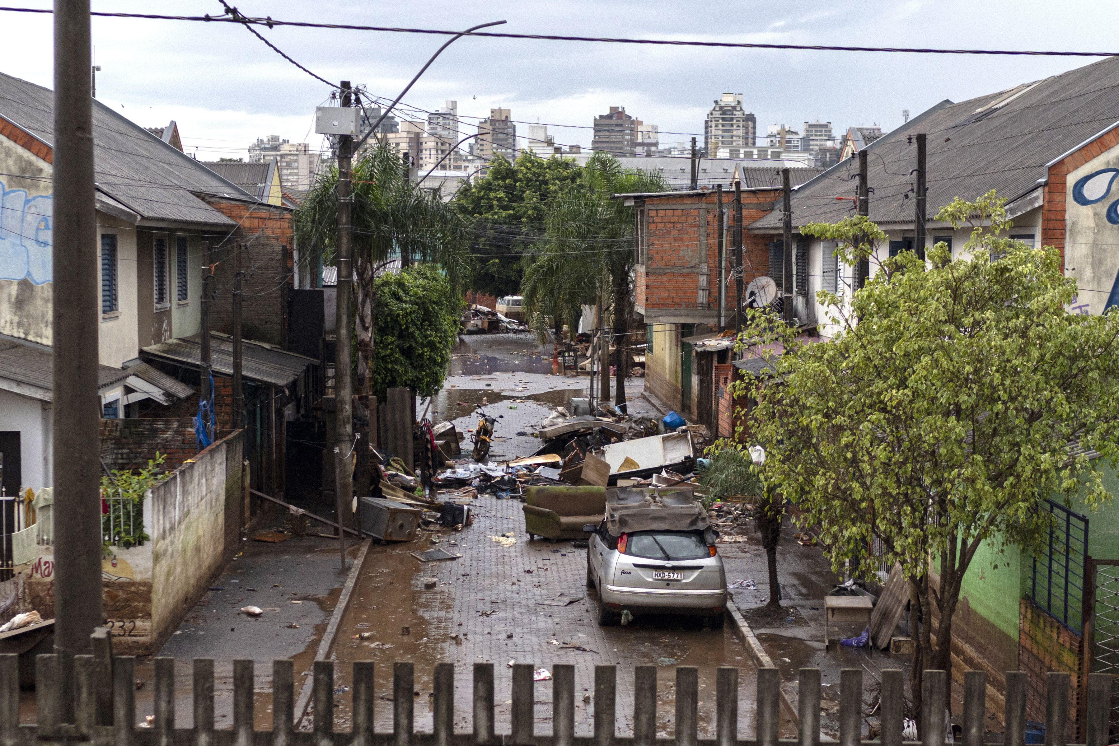 Fotografía que muestra una zona residencial afectada por las inundaciones, en la ciudad de Porto Alegre, en Rio Grande do Sul (Brasil). EFE/Daniel Marenco
