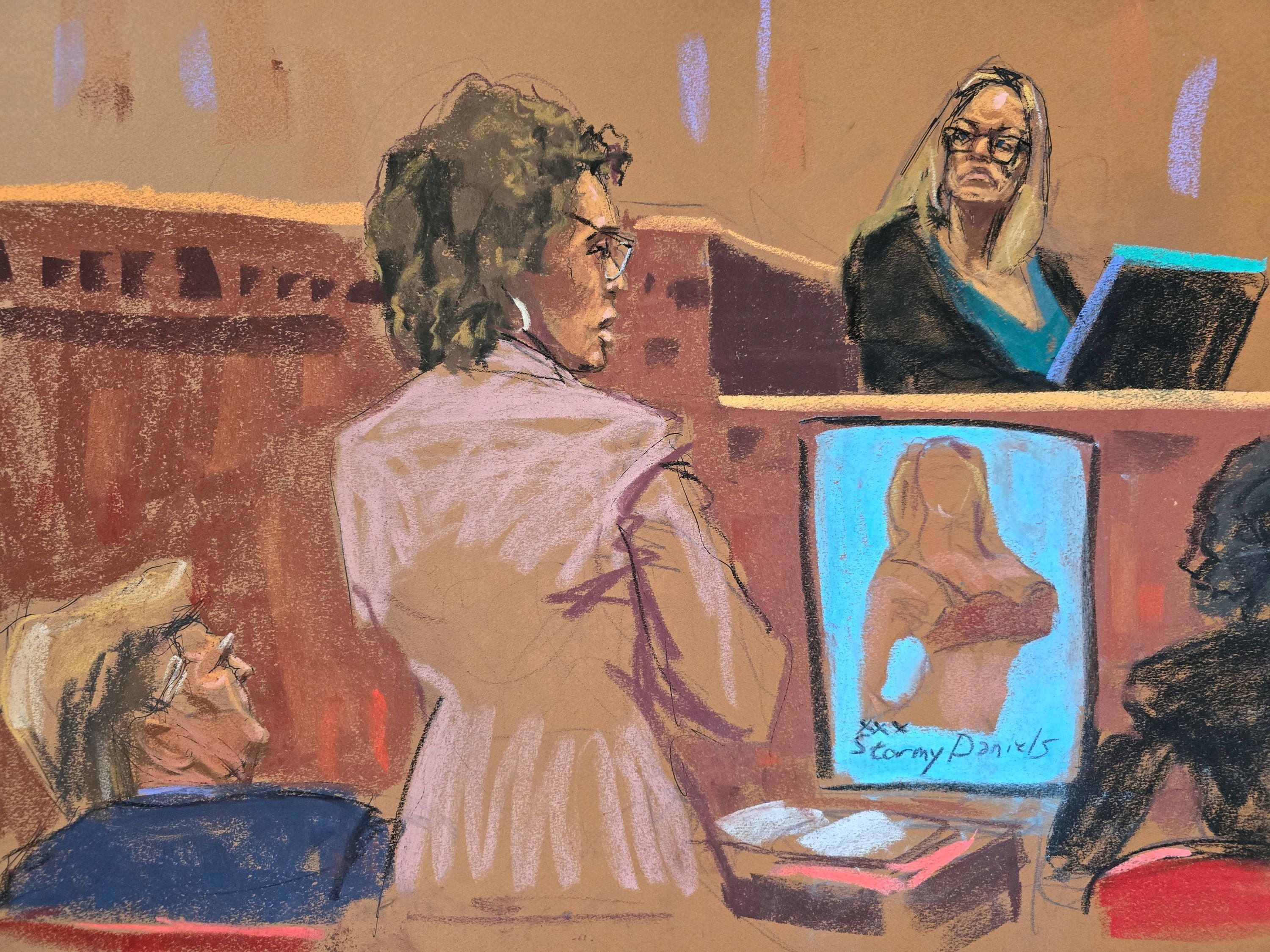 El ex mandatario estadounidense Donald Trump observa mientras Stormy Daniels es interrogada por la abogada defensora Susan Necheles durante su juicio penal en el tribunal estatal de Manhattan este 9 de mayo en este boceto de la sala (REUTERS/Jane Rosenberg)