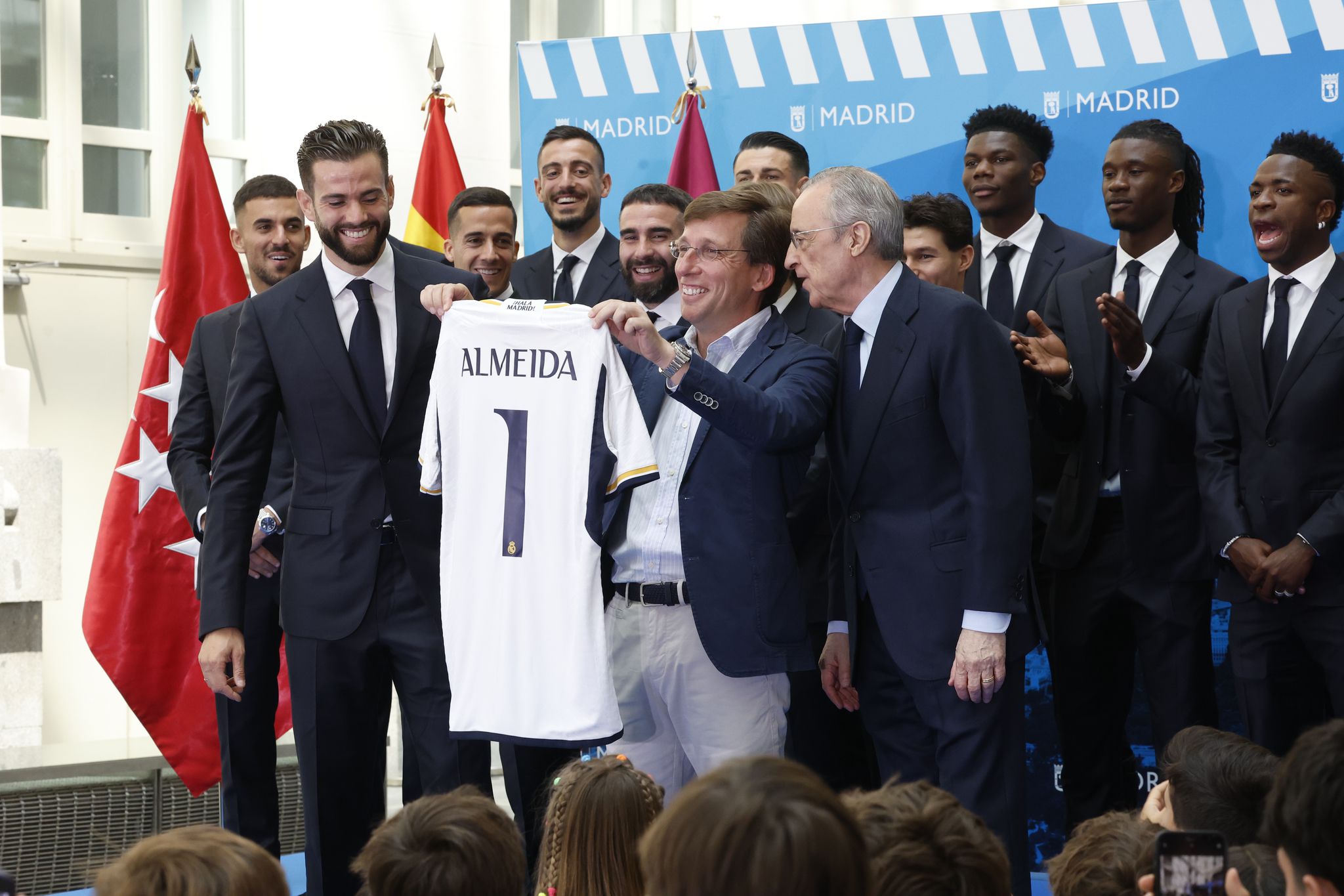 El alcalde de Madrid, José Luis Martínez-Almeida, recibe la camiseta de campeones del Real Madrid en el acto celebrado en el Ayuntamiento de la ciudad