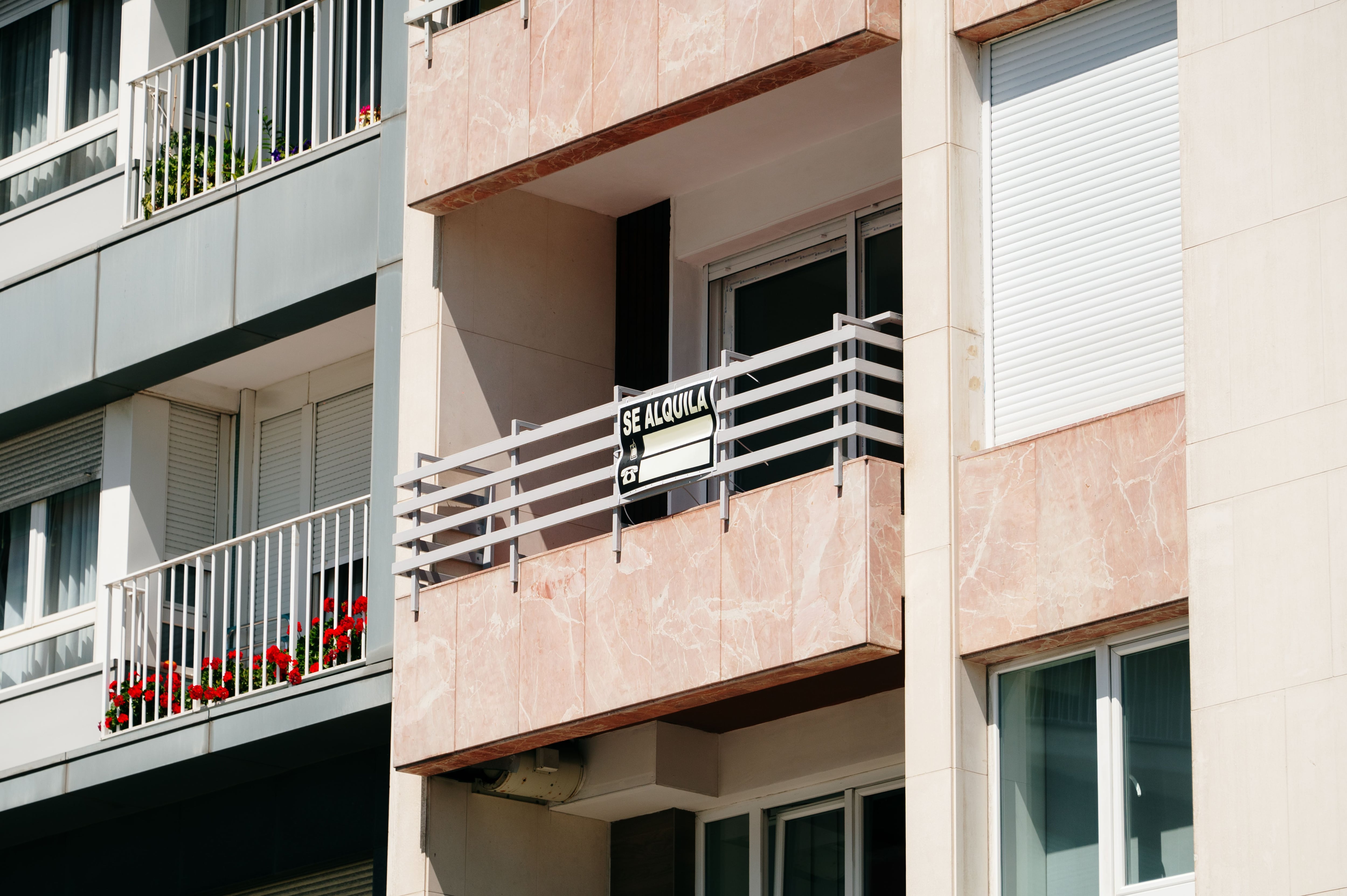 Piso con cartel de 'Se Alquila' en España (GettyImages)