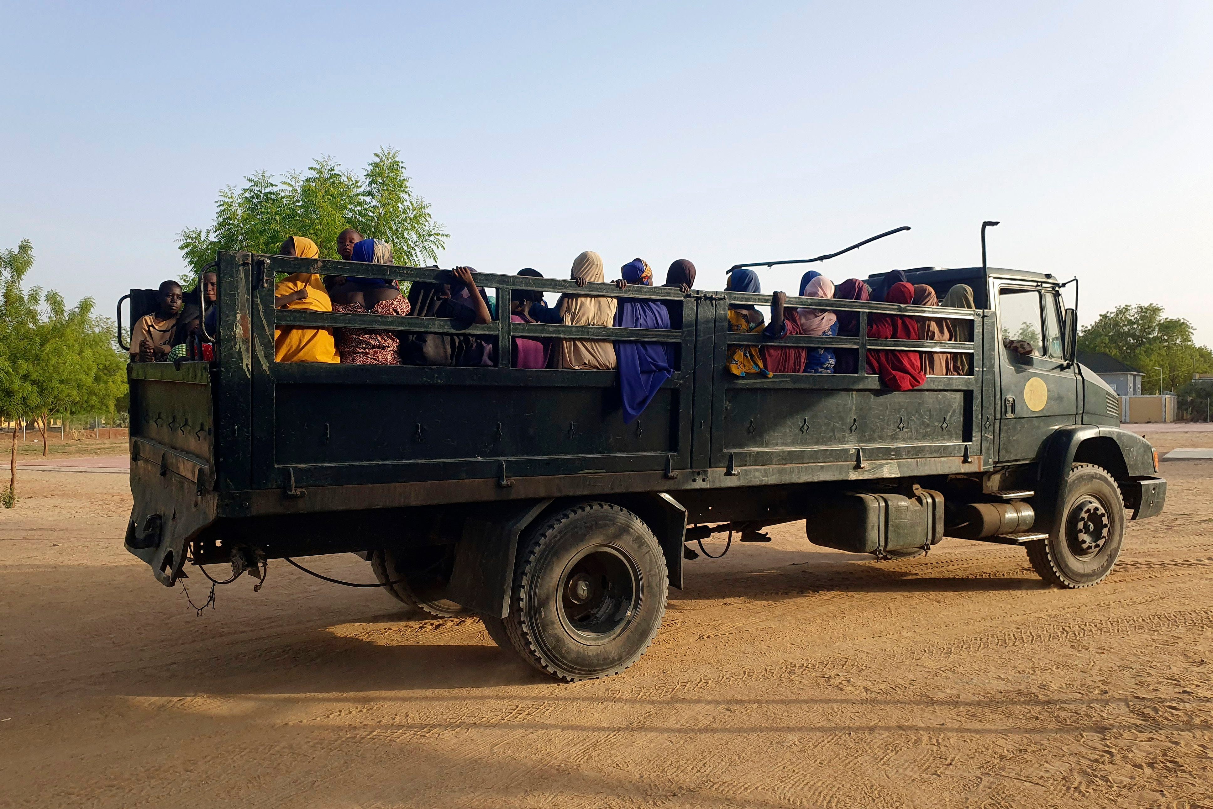 Cientos de rehenes, en su mayoría mujeres y niños, son rescatados de extremistas de Boko Haram en Nigeria