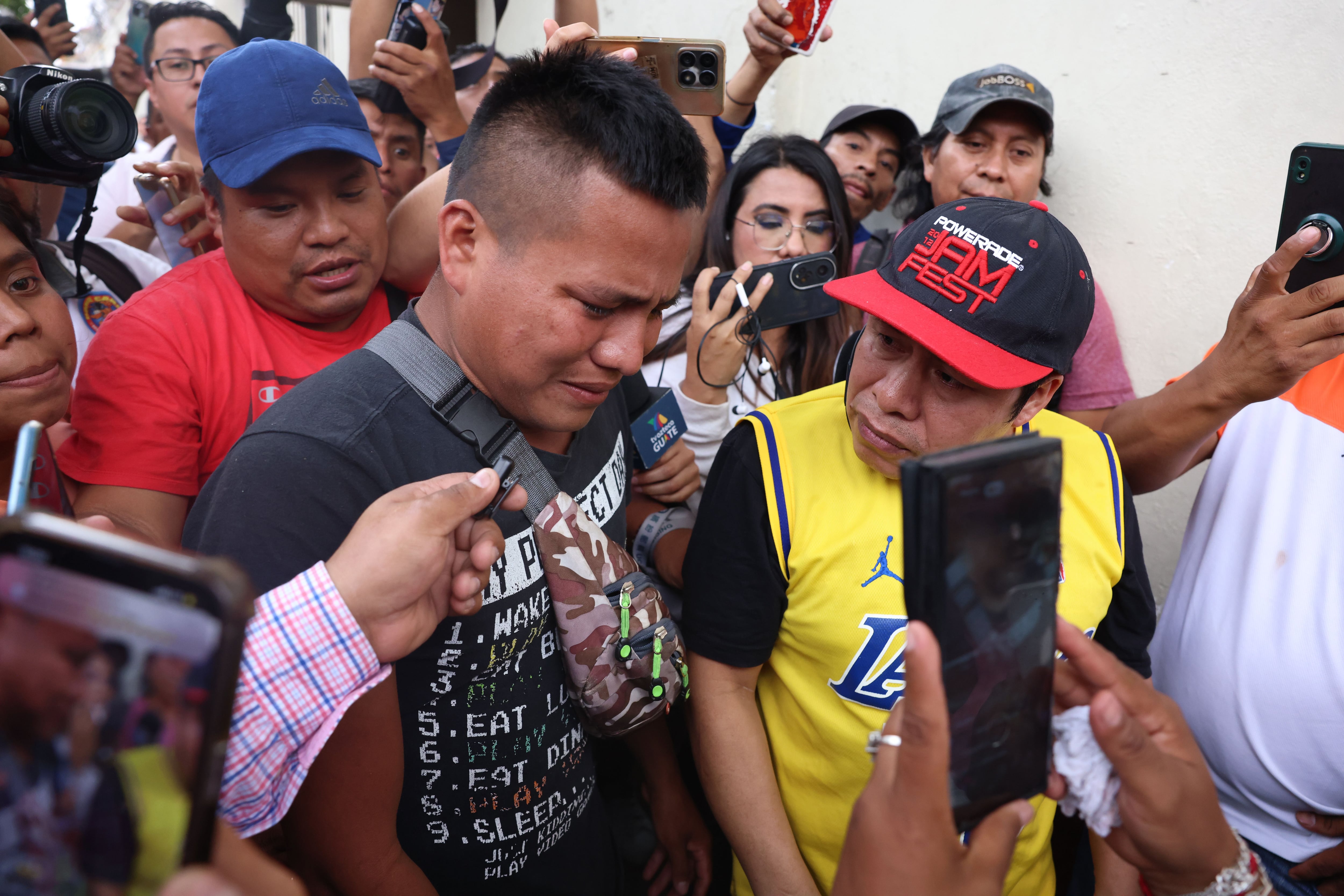 Carlos Pop (i) llega a las instalaciones del Instituto Nacional de Ciencias Forenses (INACIF) para conocer información sobre la identificación de su hermano Jorge Pop, conocido como 'Farruko Pop', el pasado sábado en la Ciudad de Guatemala (Guatemala). EFE/Mariano Macz.
