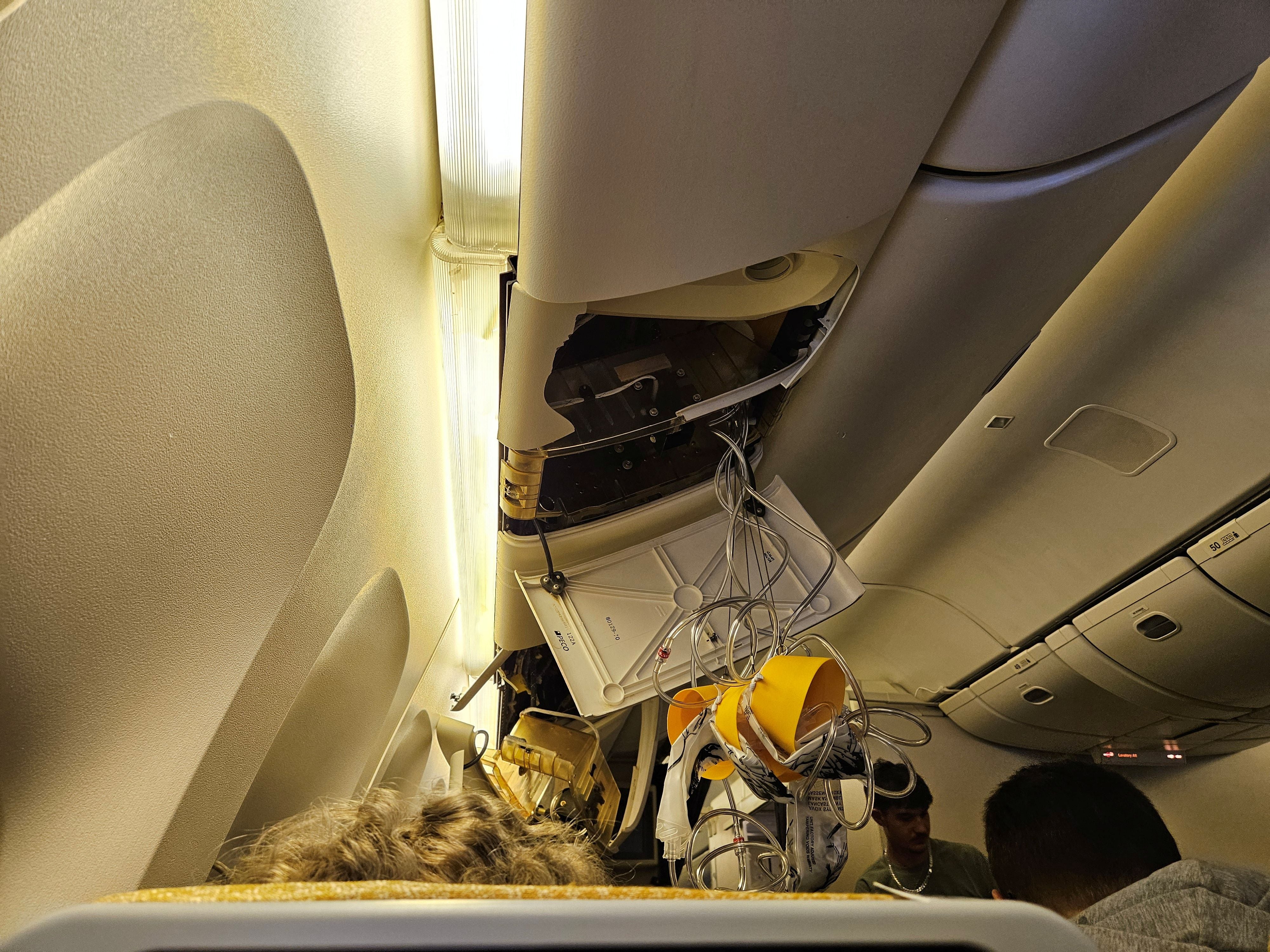 Destrozos en el interior del vuelo SQ321 de Singapore Airline (Reuters/Handout via REUTERS)