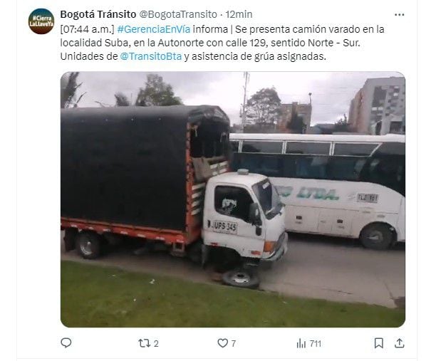 Debido a que es hora pico podría presentarse alto flujo vehicular debido a este vehículo varado en la autopista Norte - crédito @BogotaTransito/X