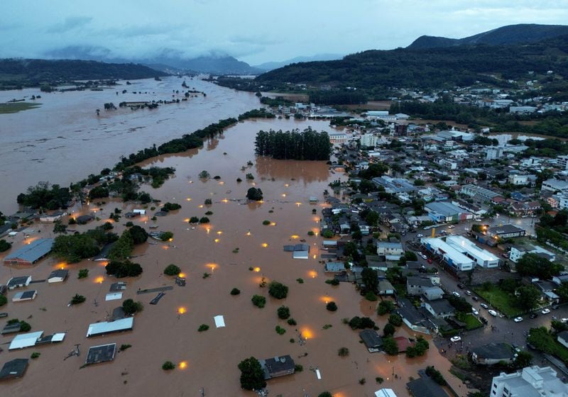 Una vista desde un dron del área inundada junto al río Taquari durante las fuertes lluvias en la ciudad de Encantado en Rio Grande do Sul, Brasil, el 1 de mayo de 2024. REUTERS/Diego Vara