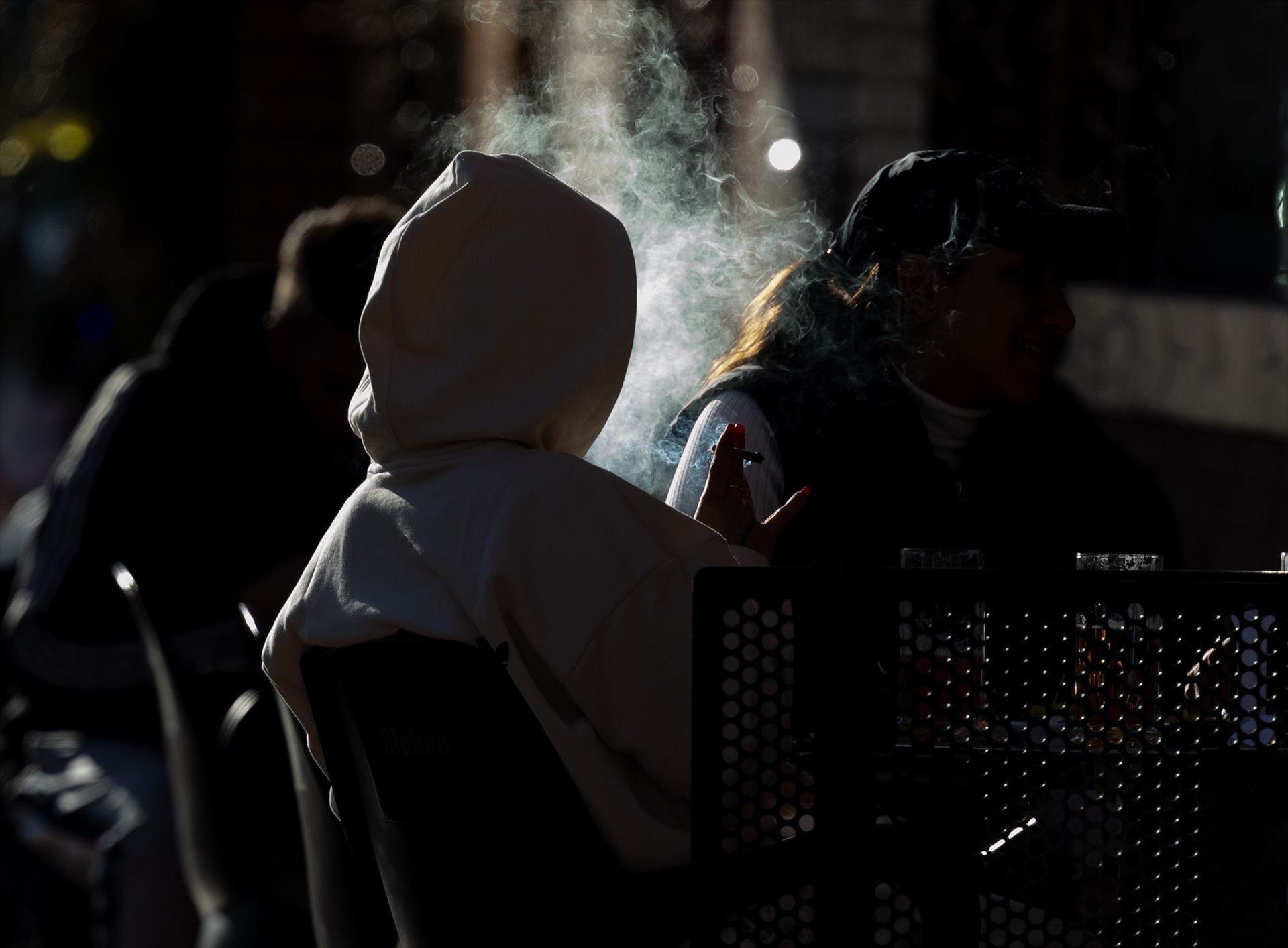 Foto de archivo: Una persona fumando en una terraza, a 27 de diciembre de 2023, en Madrid (España). (Eduardo Parra / Europa Press)